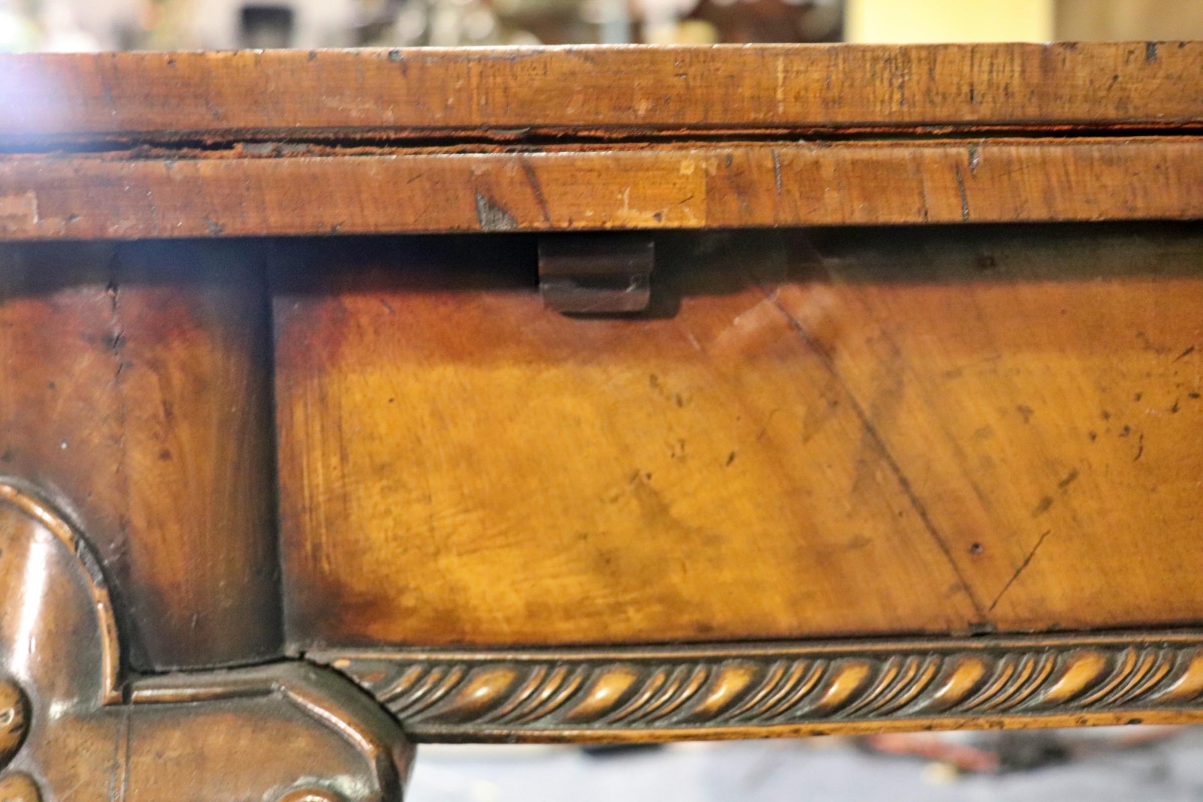 Fantástica Consola Plegable Georgiana de Bola y Garra de Cuero Tallada en Nogal Madera en venta