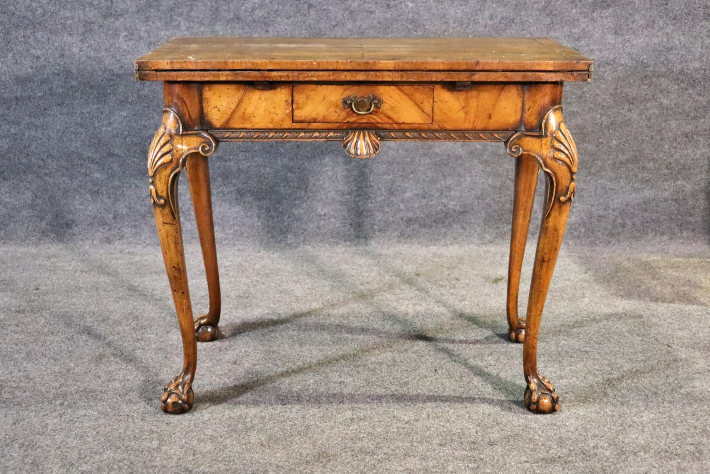 Fantástica Consola Plegable Georgiana de Bola y Garra de Cuero Tallada en Nogal en venta 1
