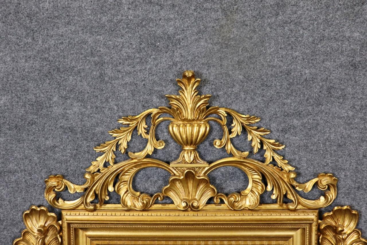 Fantastique miroir en noyer sculpté de style Louis XV en bois doré italien français Bon état - En vente à Swedesboro, NJ