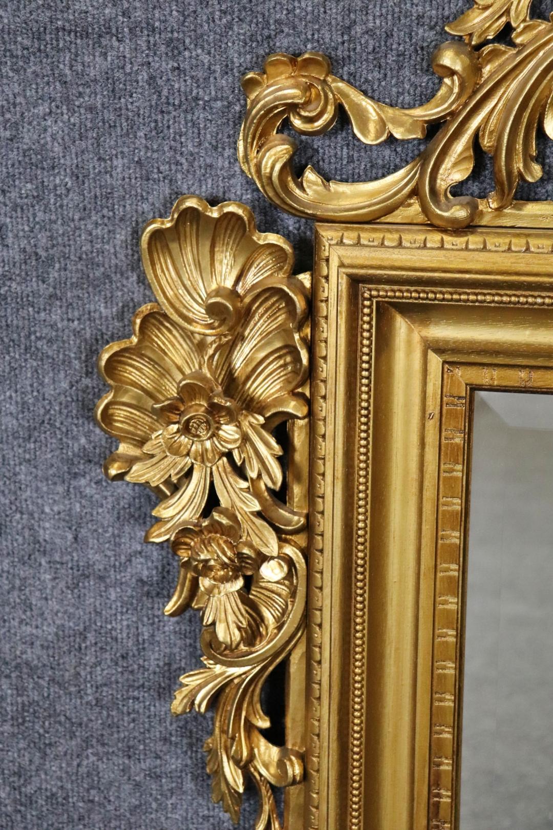 Fin du 20e siècle Fantastique miroir en noyer sculpté de style Louis XV en bois doré italien français en vente