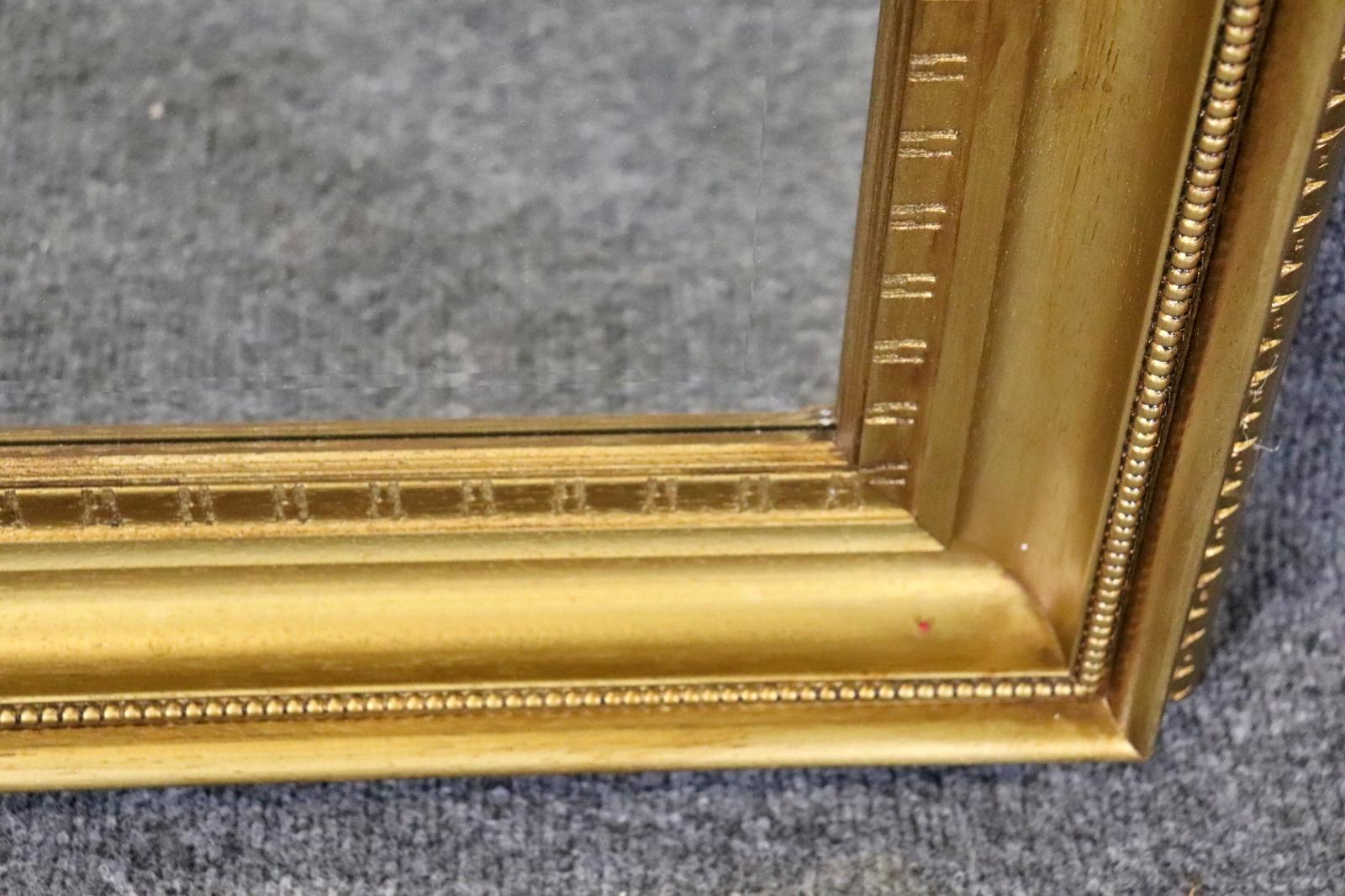 Noyer Fantastique miroir en noyer sculpté de style Louis XV en bois doré italien français en vente
