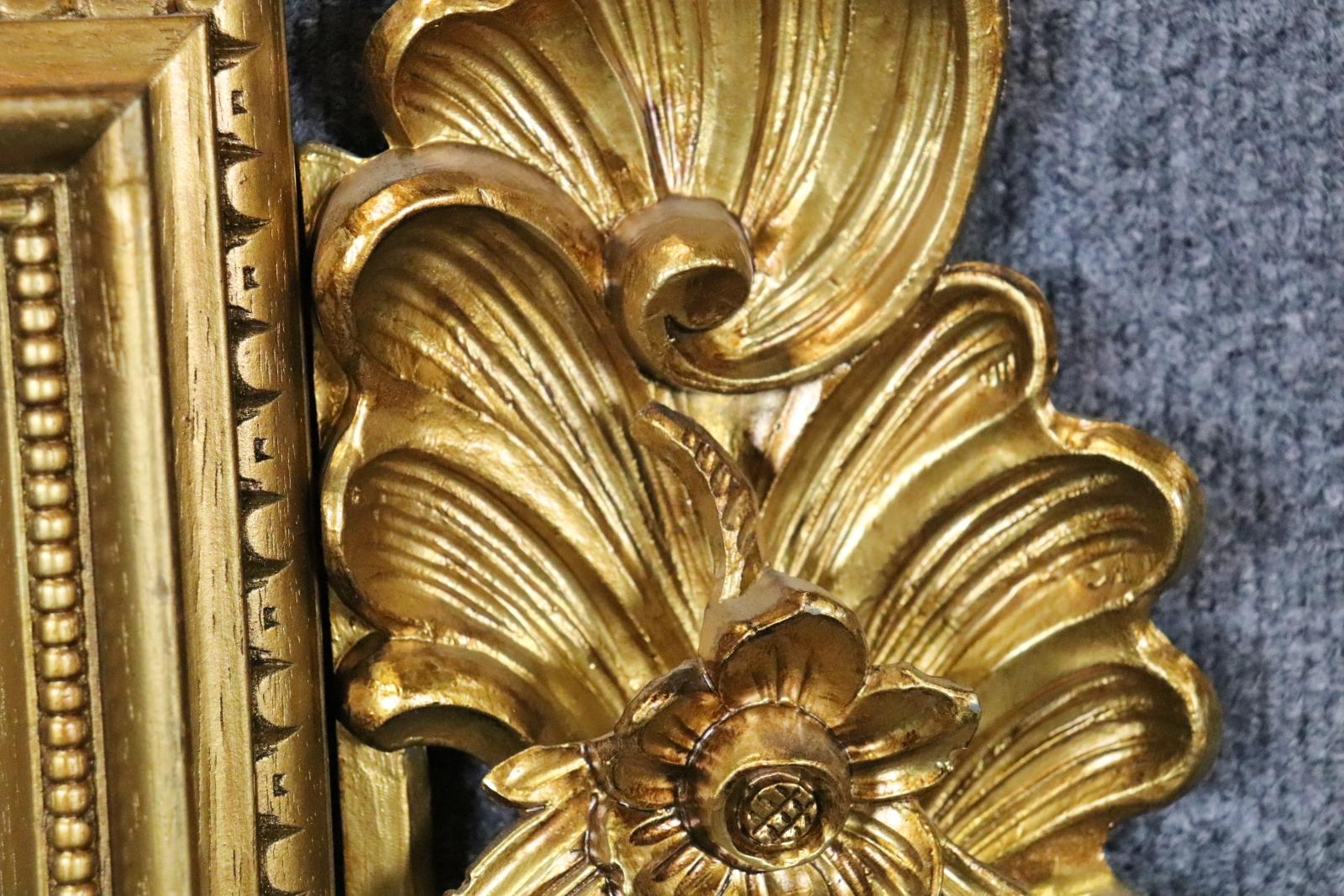 Fantastique miroir en noyer sculpté de style Louis XV en bois doré italien français en vente 1