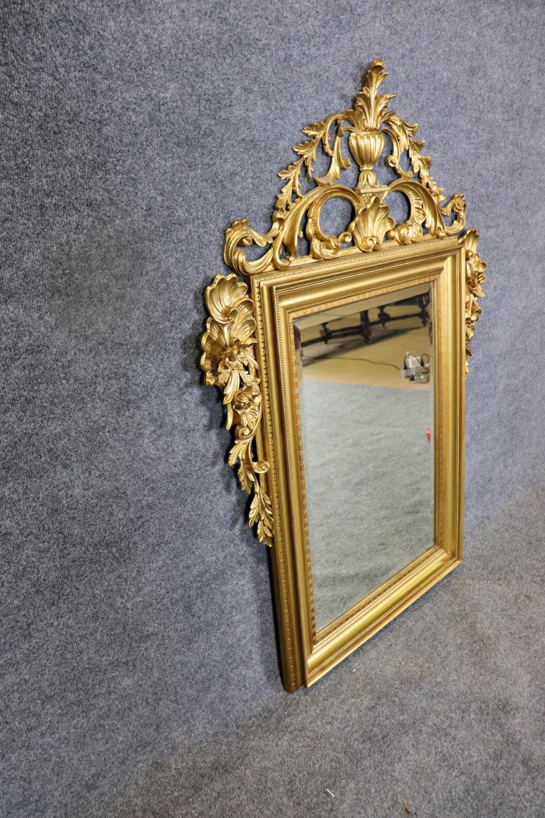 Fantastique miroir en noyer sculpté de style Louis XV en bois doré italien français en vente 2