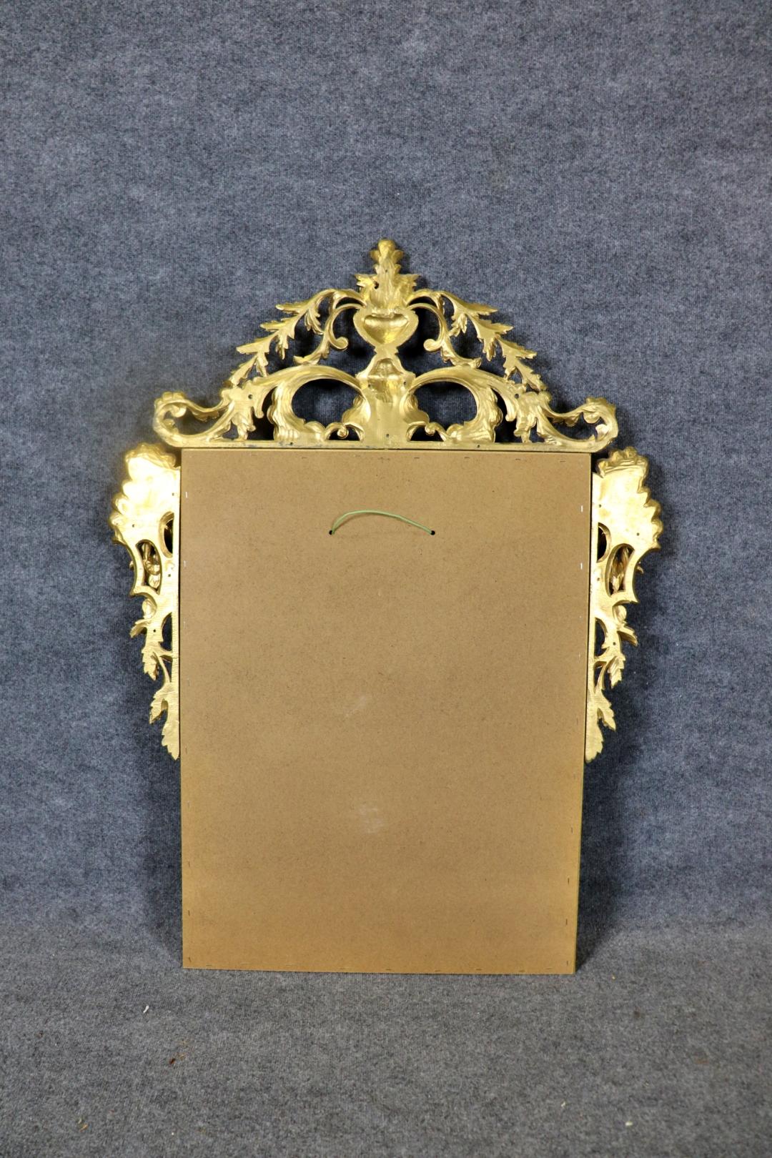 Fantastique miroir en noyer sculpté de style Louis XV en bois doré italien français en vente 3