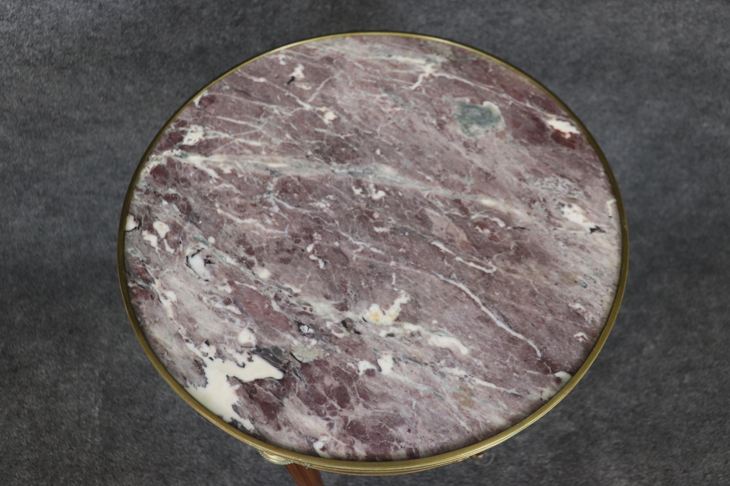Schauen Sie sich die prächtige violett-weiße Marmorplatte und die prächtigen Bronzeornamente an, auf denen Putten mit Ziegenfüßen Instrumente wie Tamburin, Dudelsack und Hörner spielen. Der Tisch ist in gutem Zustand und  Maße: 20,75 x 20,75 x 29