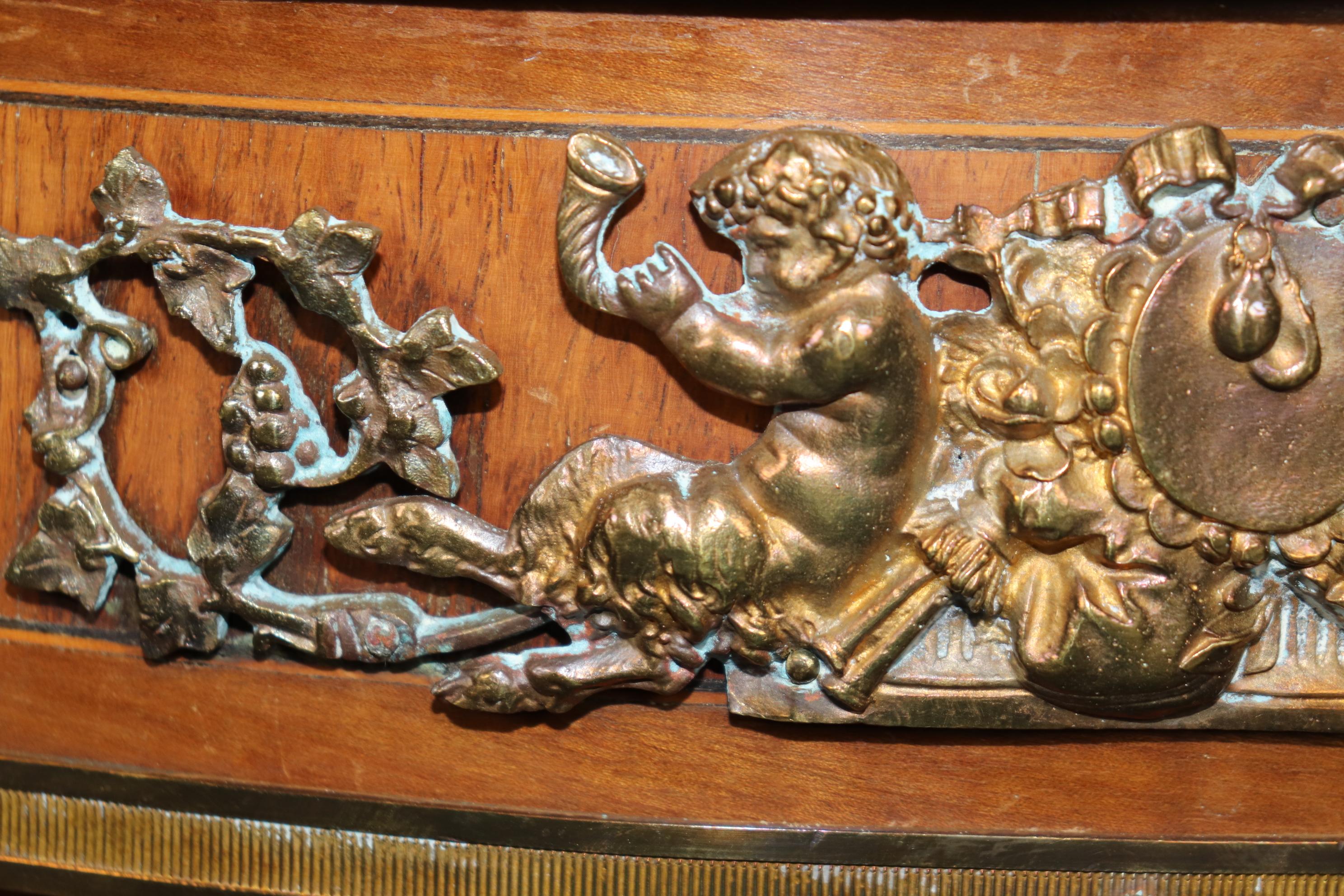 Fantastischer französischer Beistelltisch mit Putten oder Satyrn aus Bronze, Louis XVI.-Stil im Zustand „Gut“ im Angebot in Swedesboro, NJ