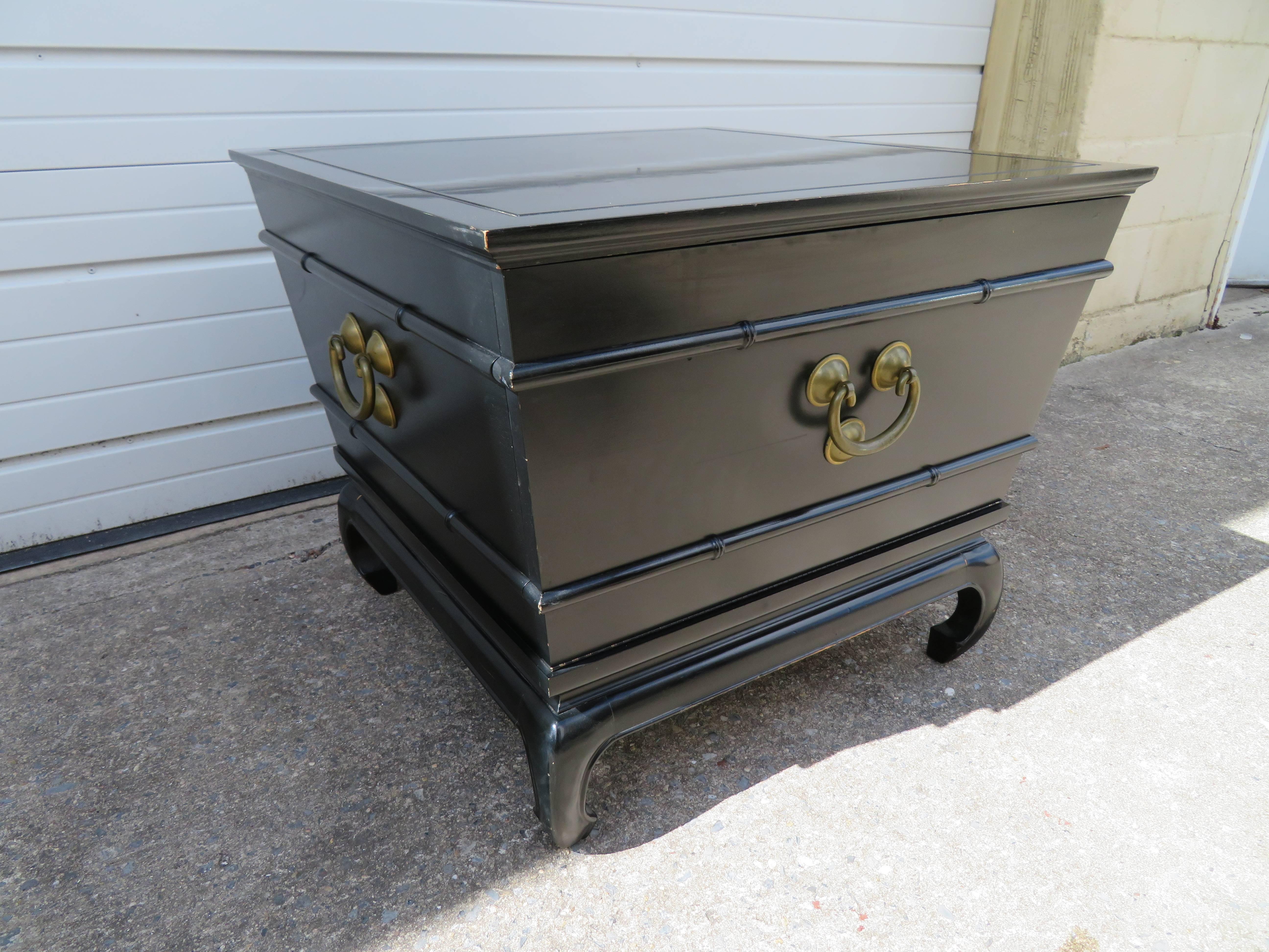 Fantastic Chinoiserie Black Lacquered Lane Side End Table Mid-Century Modern In Good Condition For Sale In Pemberton, NJ