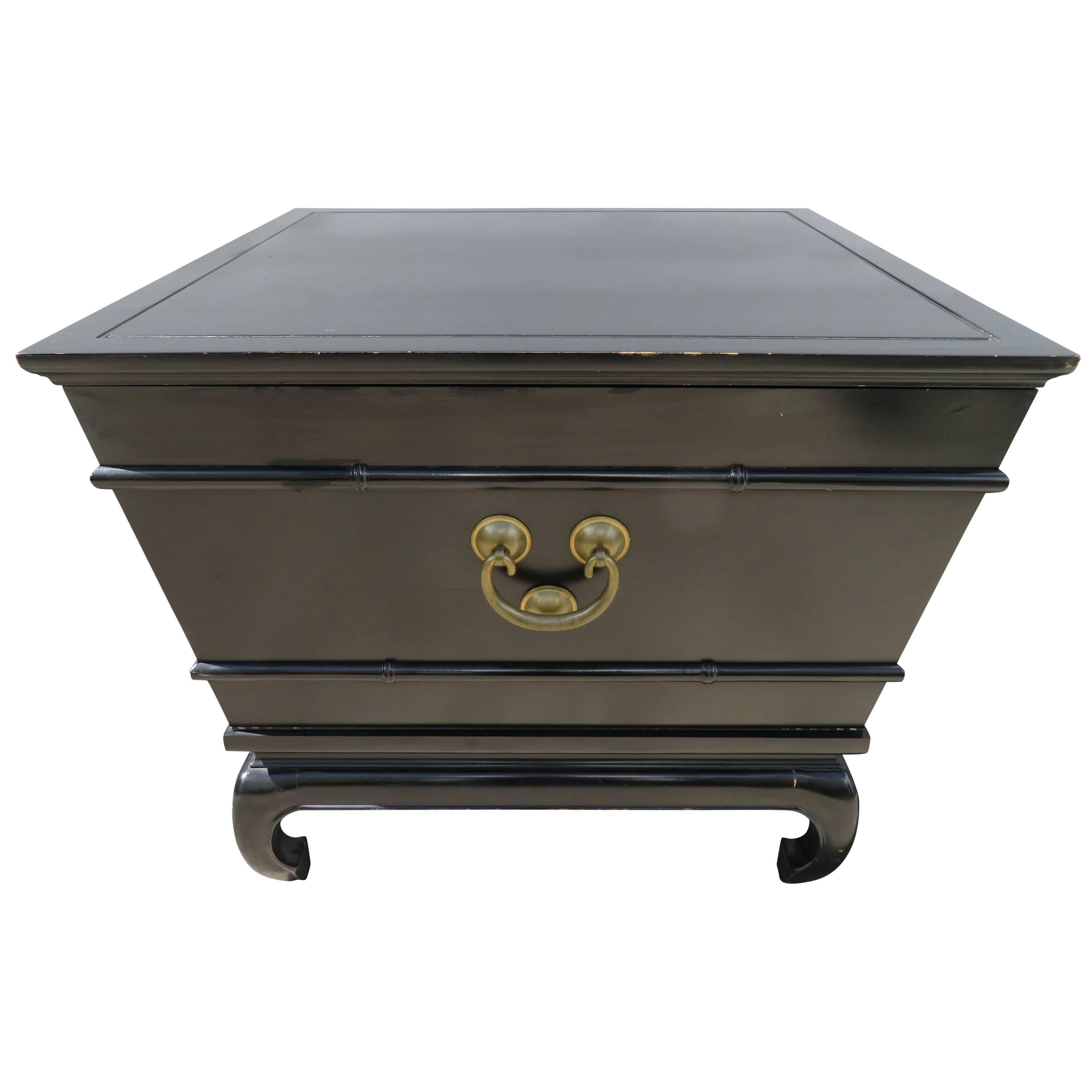 Fantastic Chinoiserie Black Lacquered Lane Side End Table Mid-Century Modern