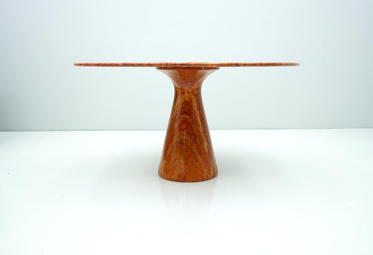 Round marble dining table in red brown with a fantastic grain. 
Heavy central base with a 135 cm round tabletop.

Very good condition without any damage.
  