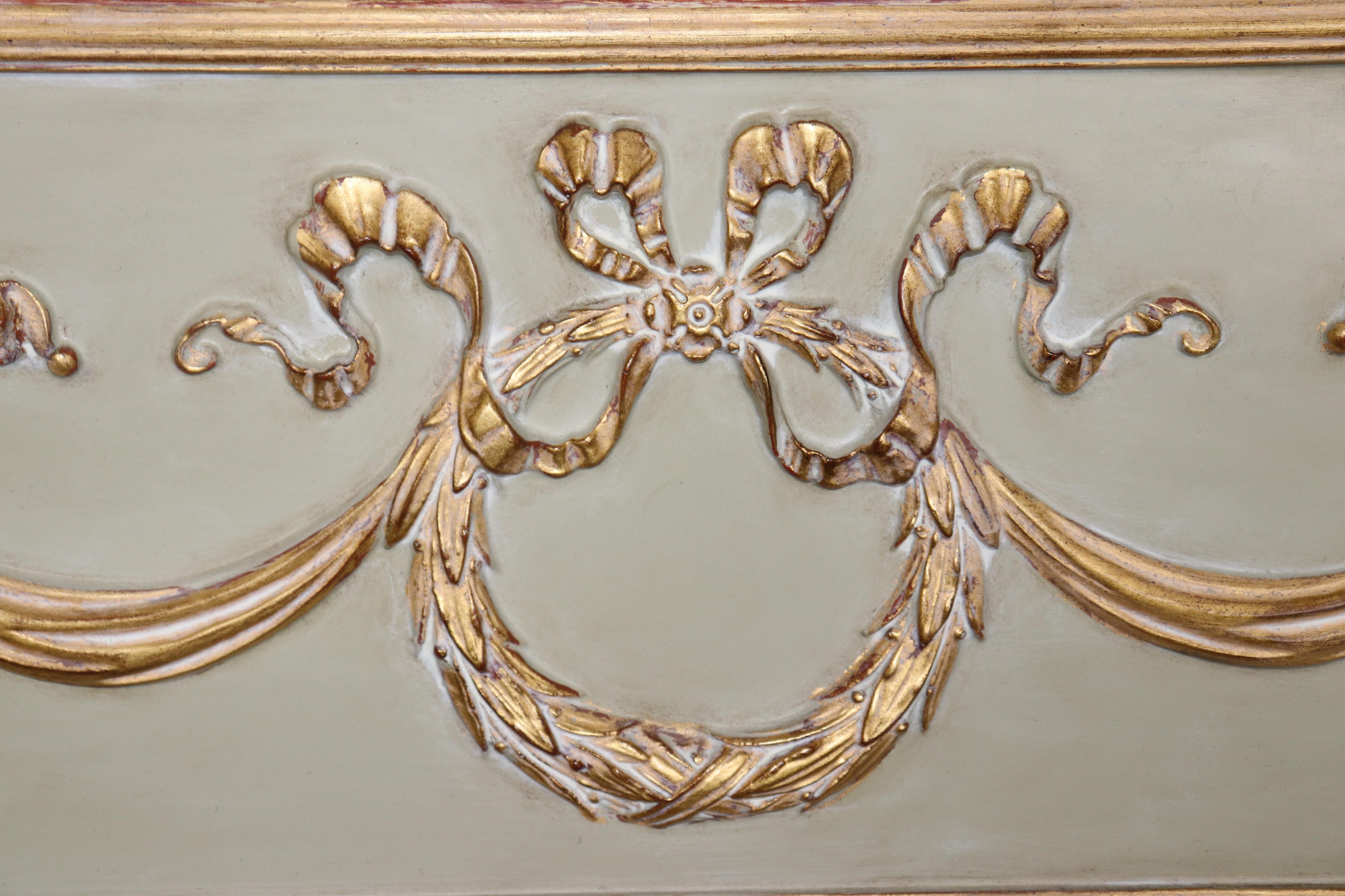 Fantástico espejo de pared francés Luis XV Trumeau pintado a la crema y dorado Francés en venta