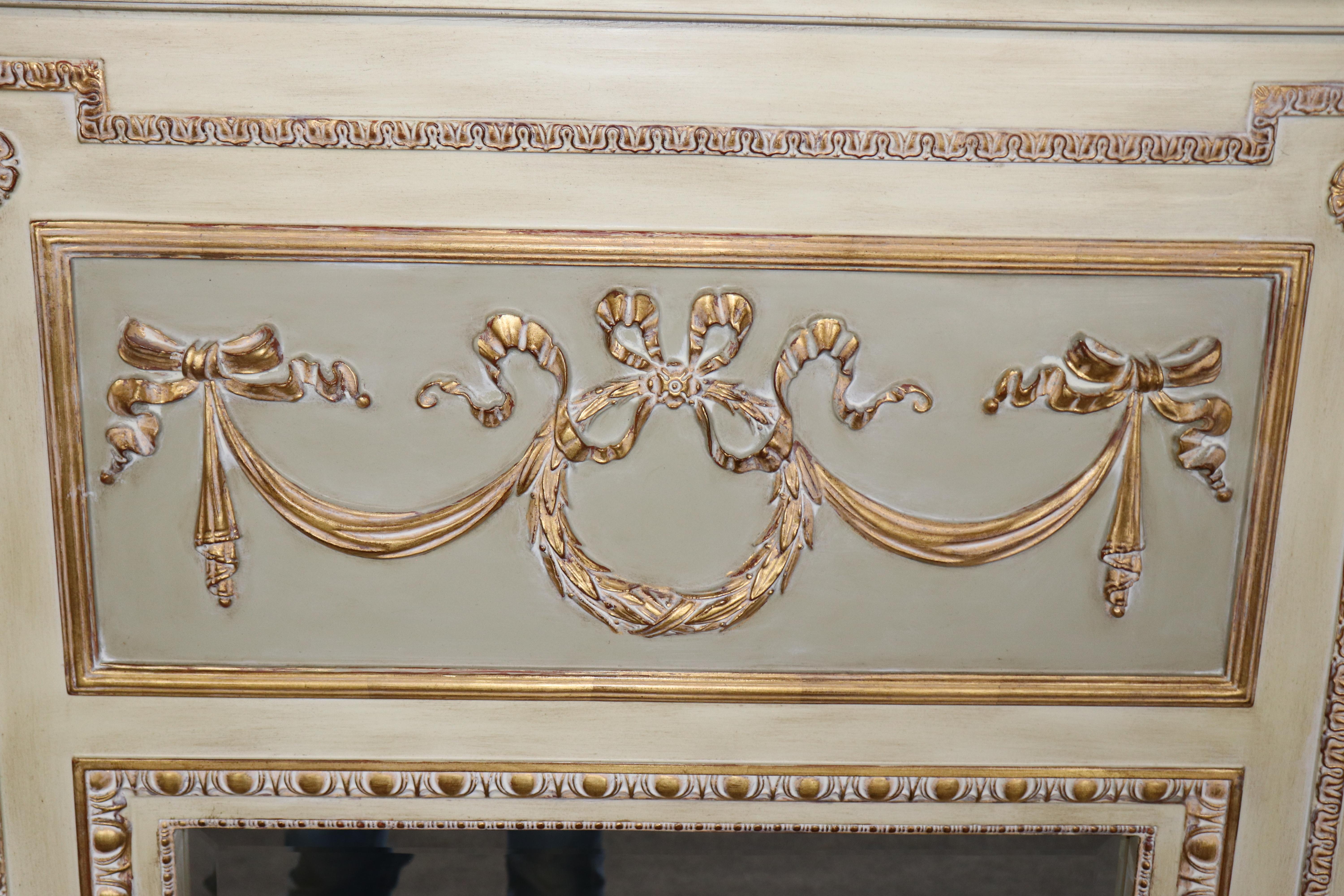 Fantástico espejo de pared francés Luis XV Trumeau pintado a la crema y dorado en Bueno estado para la venta en Swedesboro, NJ