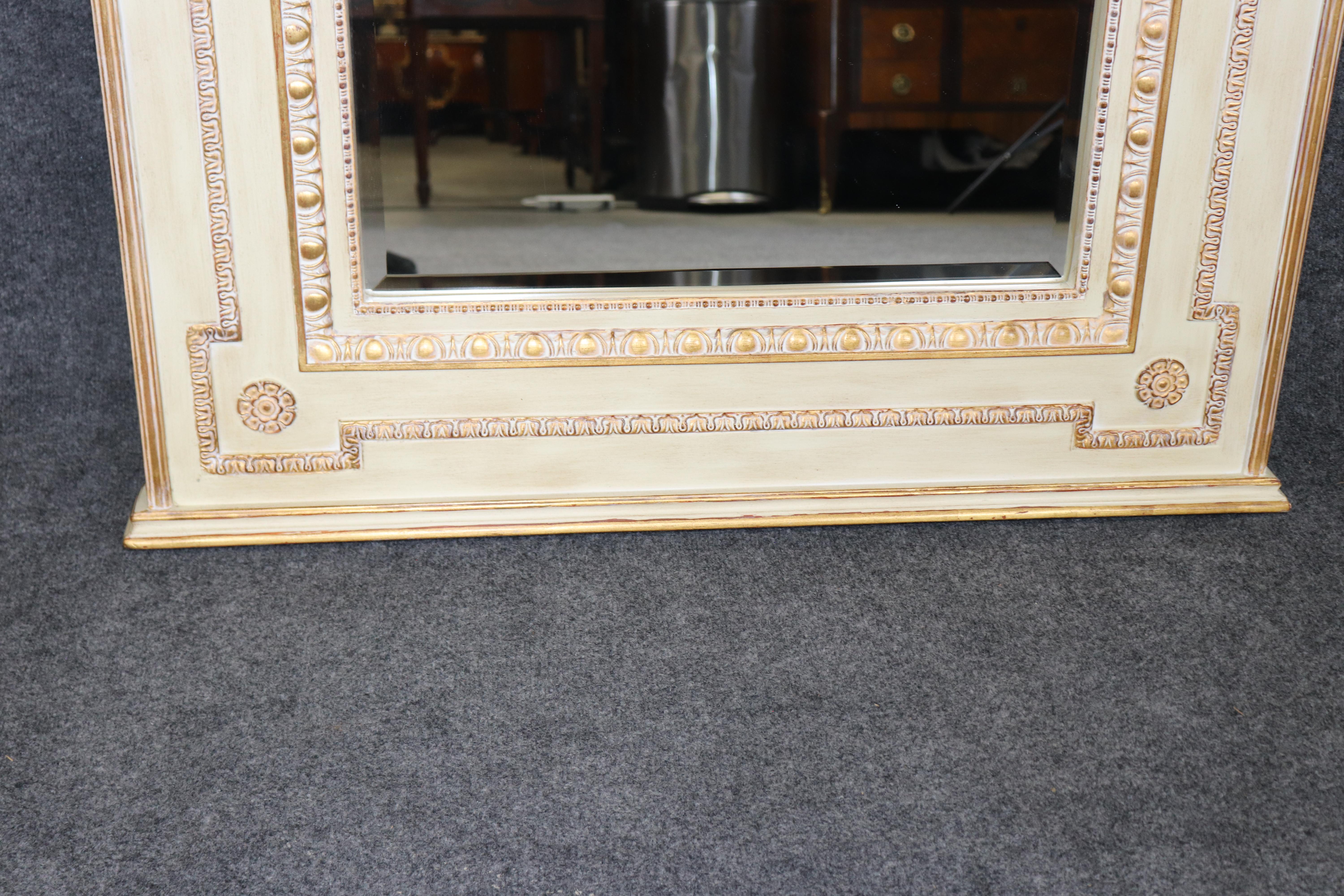 Fantástico espejo de pared francés Luis XV Trumeau pintado a la crema y dorado mediados del siglo XX en venta