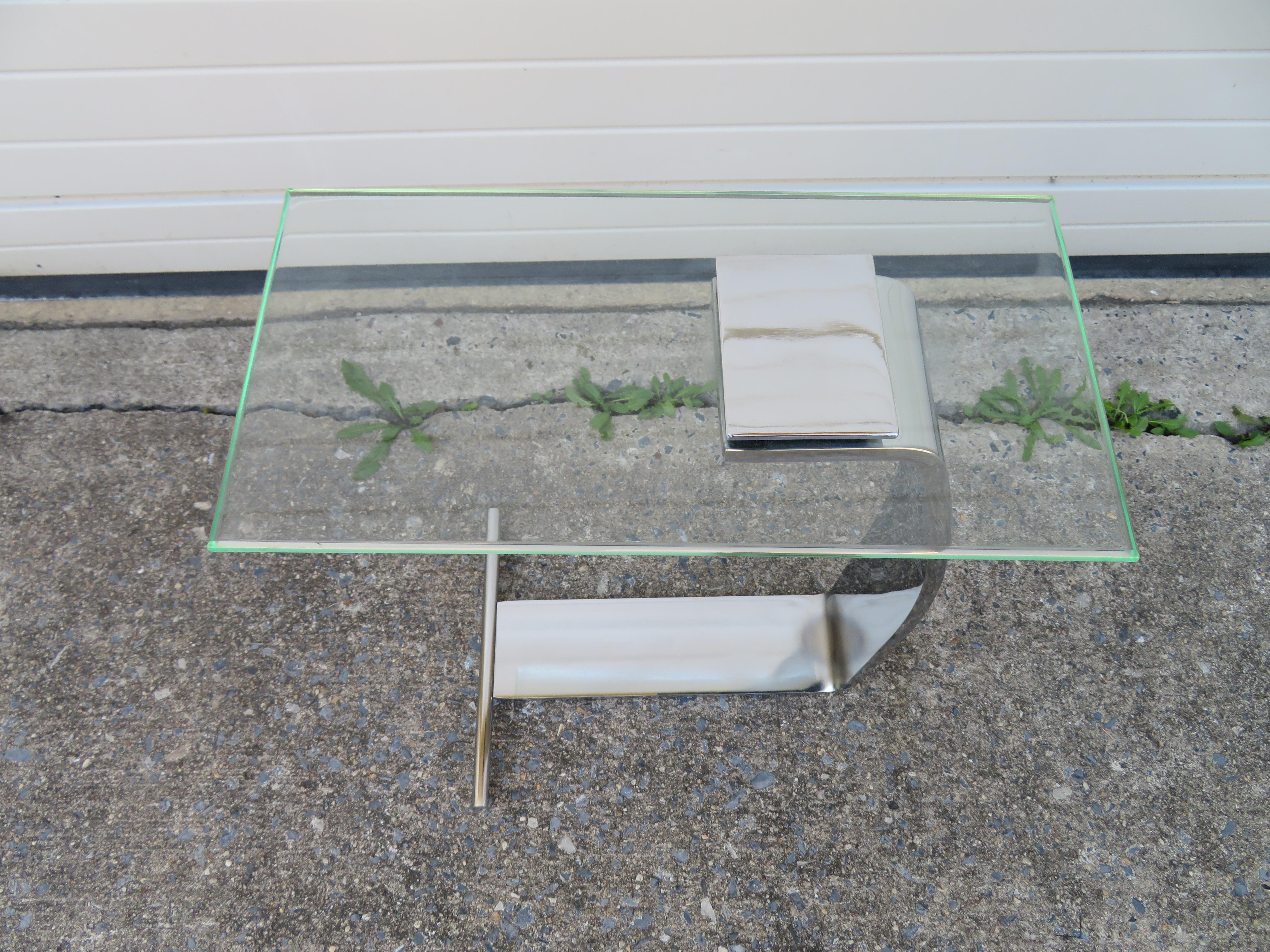 Fantastique table à cigarettes latérale en verre DIA finition chromée. Le verre supérieur mesure 16