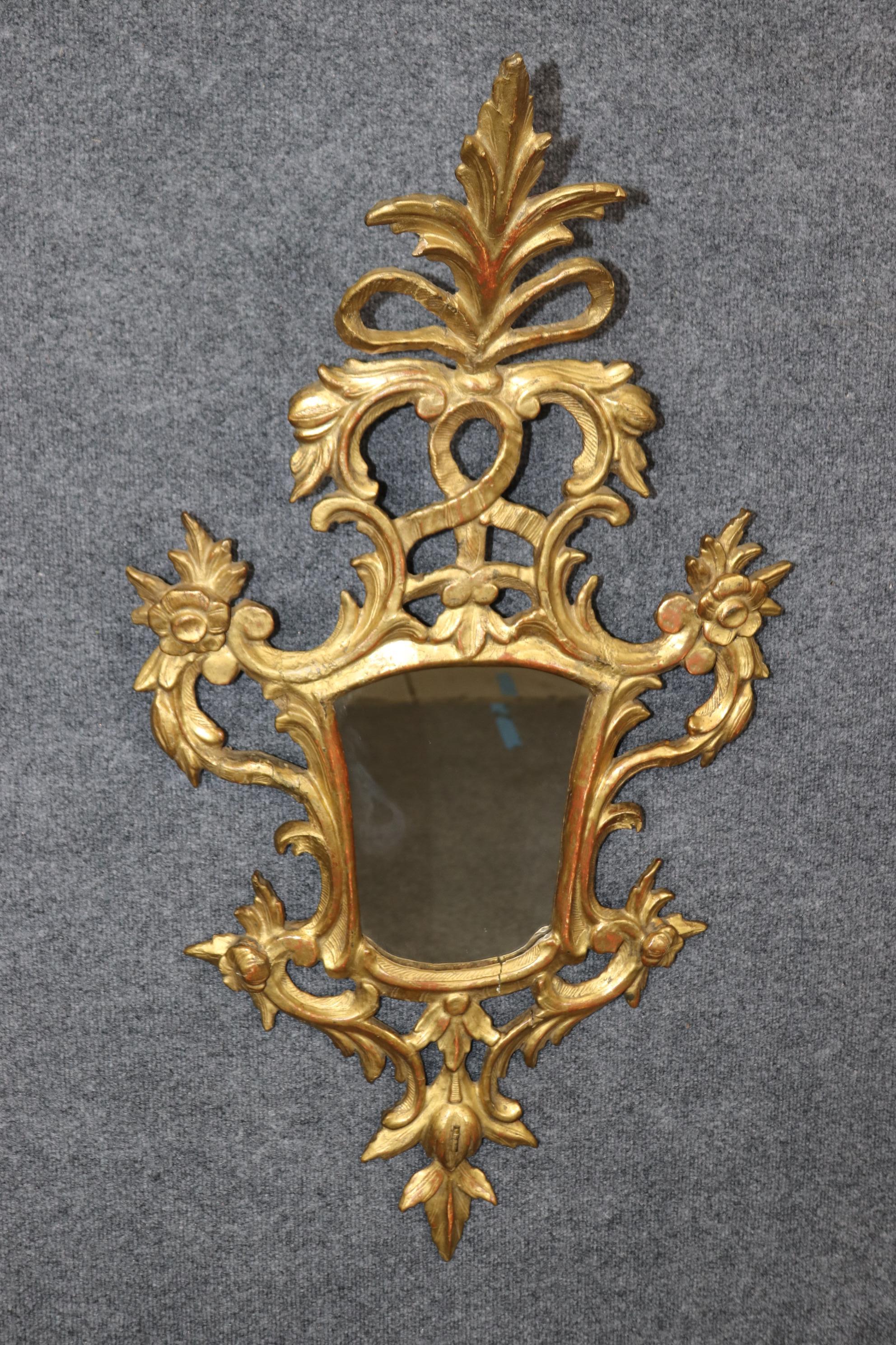 italien Fantastique Diminutif Miroir Rococo Italien sculpté et doré à l'eau Circa 1820s en vente