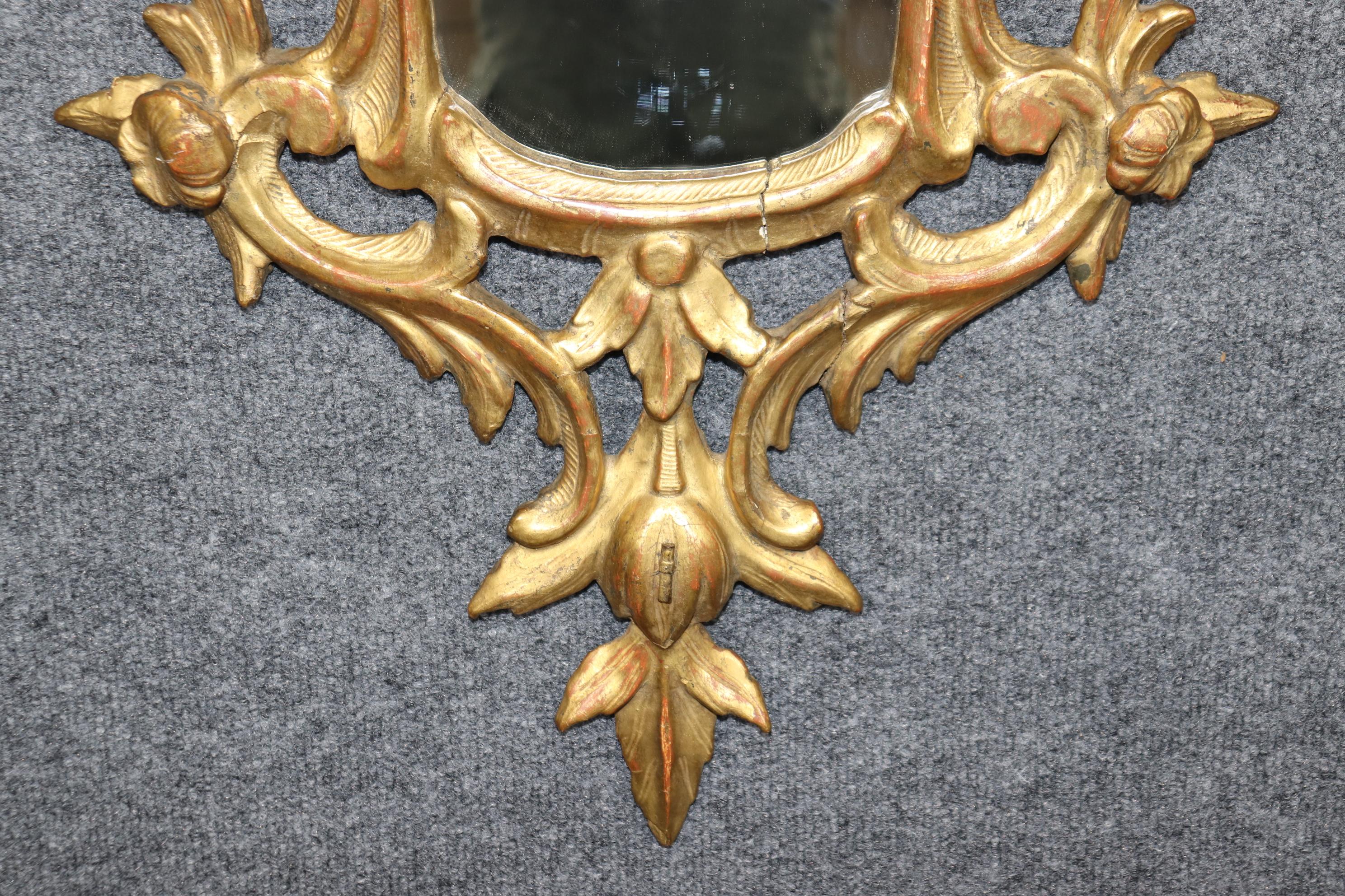 Début du XIXe siècle Fantastique Diminutif Miroir Rococo Italien sculpté et doré à l'eau Circa 1820s en vente