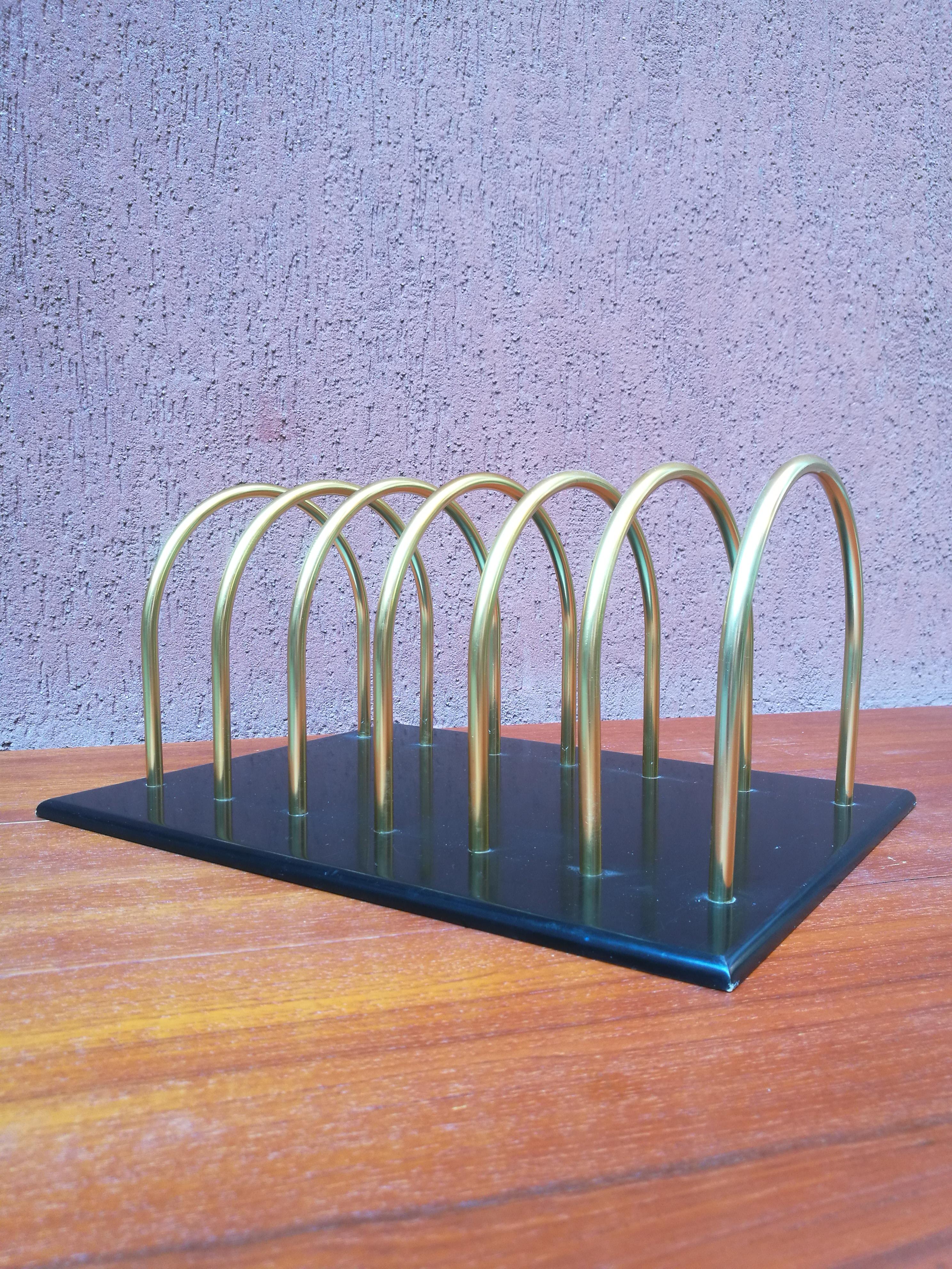 Fantastic Disk Holder or Magazine Holder in Brass and lacquered Wood 1970s Italy In Excellent Condition In MIlano, IT