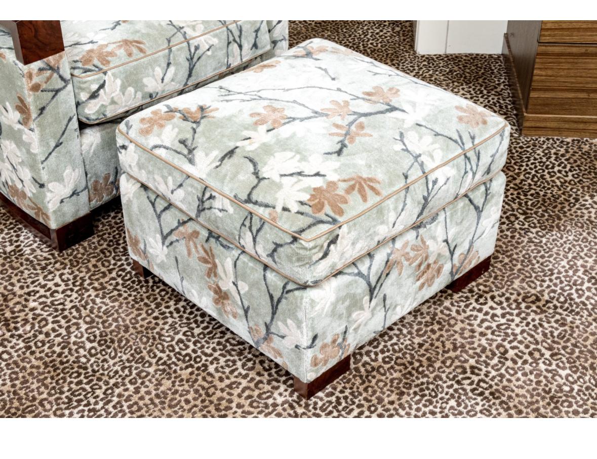 Mit wunderschönen holzfurnierten Armlehnen und einem hübschen blühenden Baum auf einem kühlen Grünton auf den Sitzkissen, dem Korpus und der Ottomane.
Die Kissen bestehen zu 50% aus Gänsedaunen und zu 50% aus Gänsefedern.