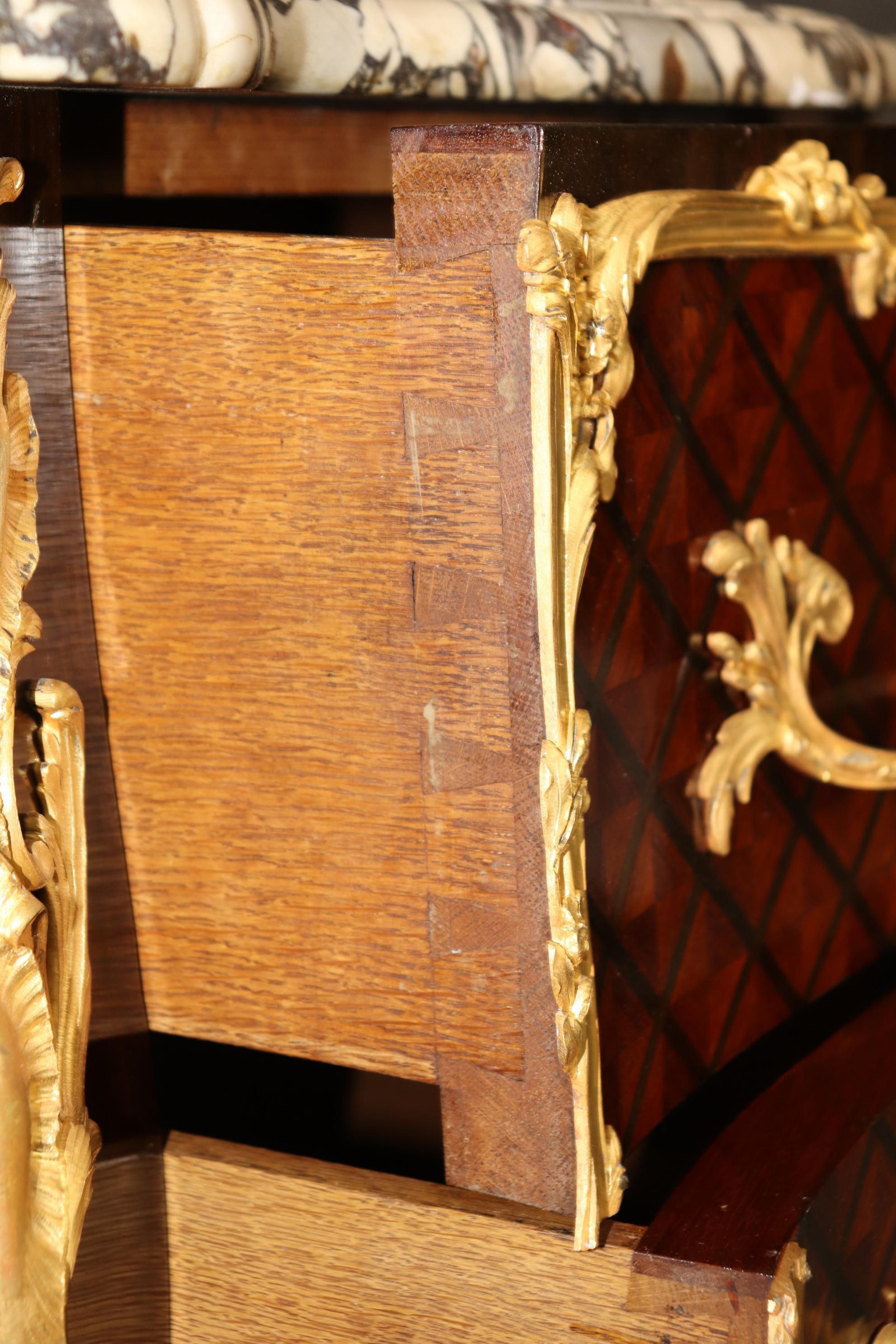 Fantastico Dore' in bronzo con montatura Breche Violette Maison Roudillion Commode in vendita 4