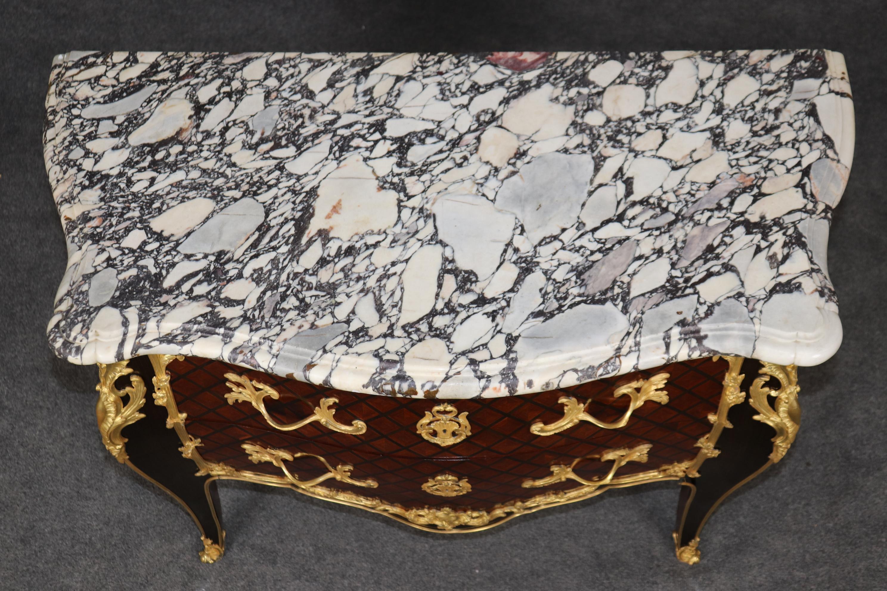 Si tratta di un'eccezionale commode in palissandro e king wood della migliore qualità possibile. I bronzi sono semplicemente decadenti e splendidamente lucidati per rivelare una finitura Dore' oro brillante. La cassa è stata lucidata