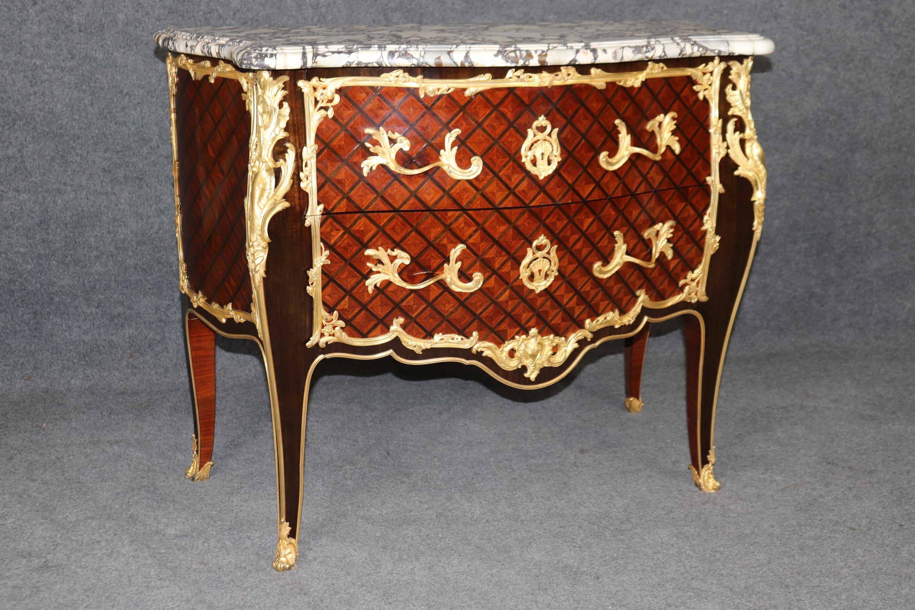 Luigi XV Fantastico Dore' in bronzo con montatura Breche Violette Maison Roudillion Commode in vendita