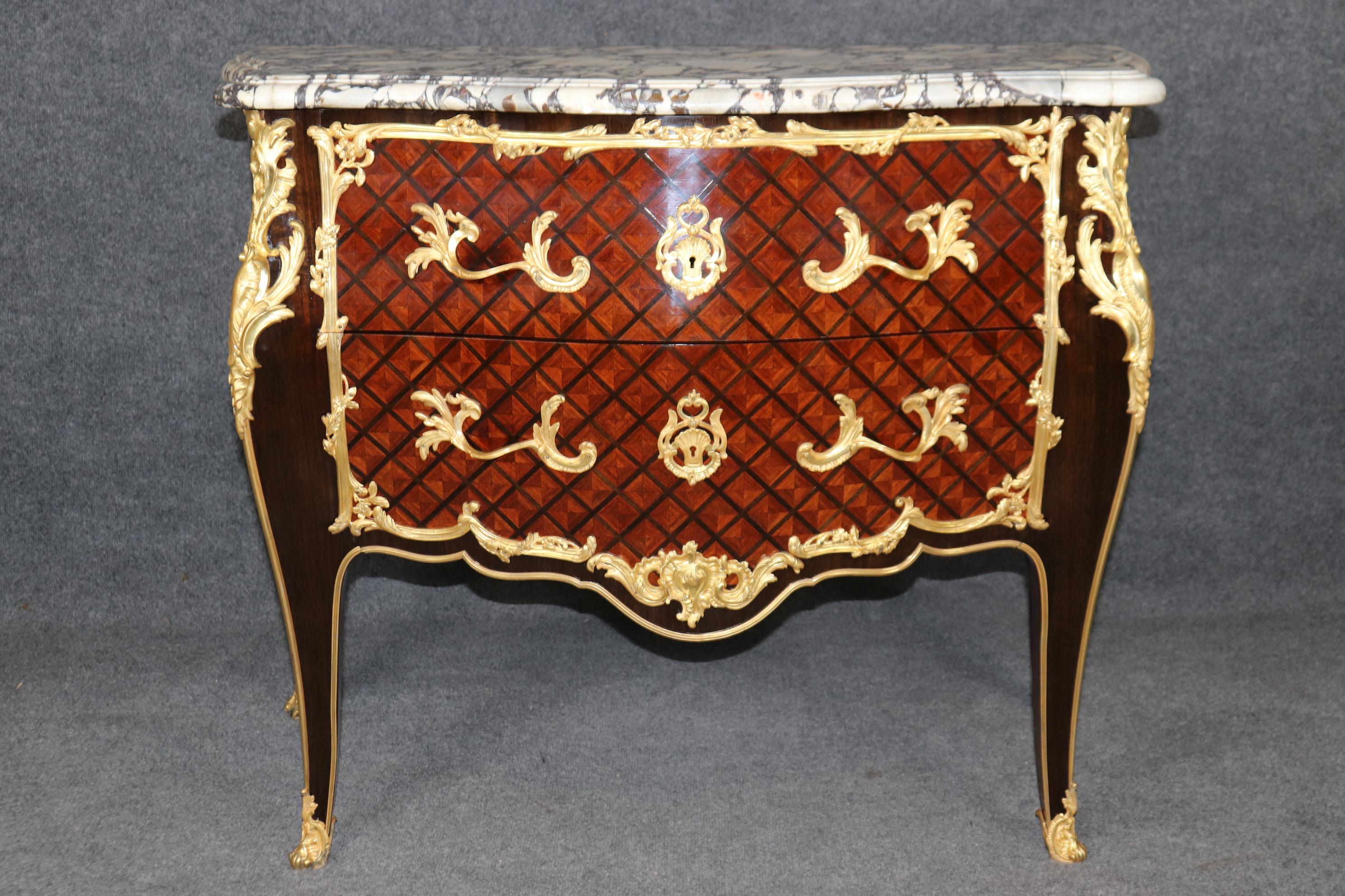Francese Fantastico Dore' in bronzo con montatura Breche Violette Maison Roudillion Commode in vendita