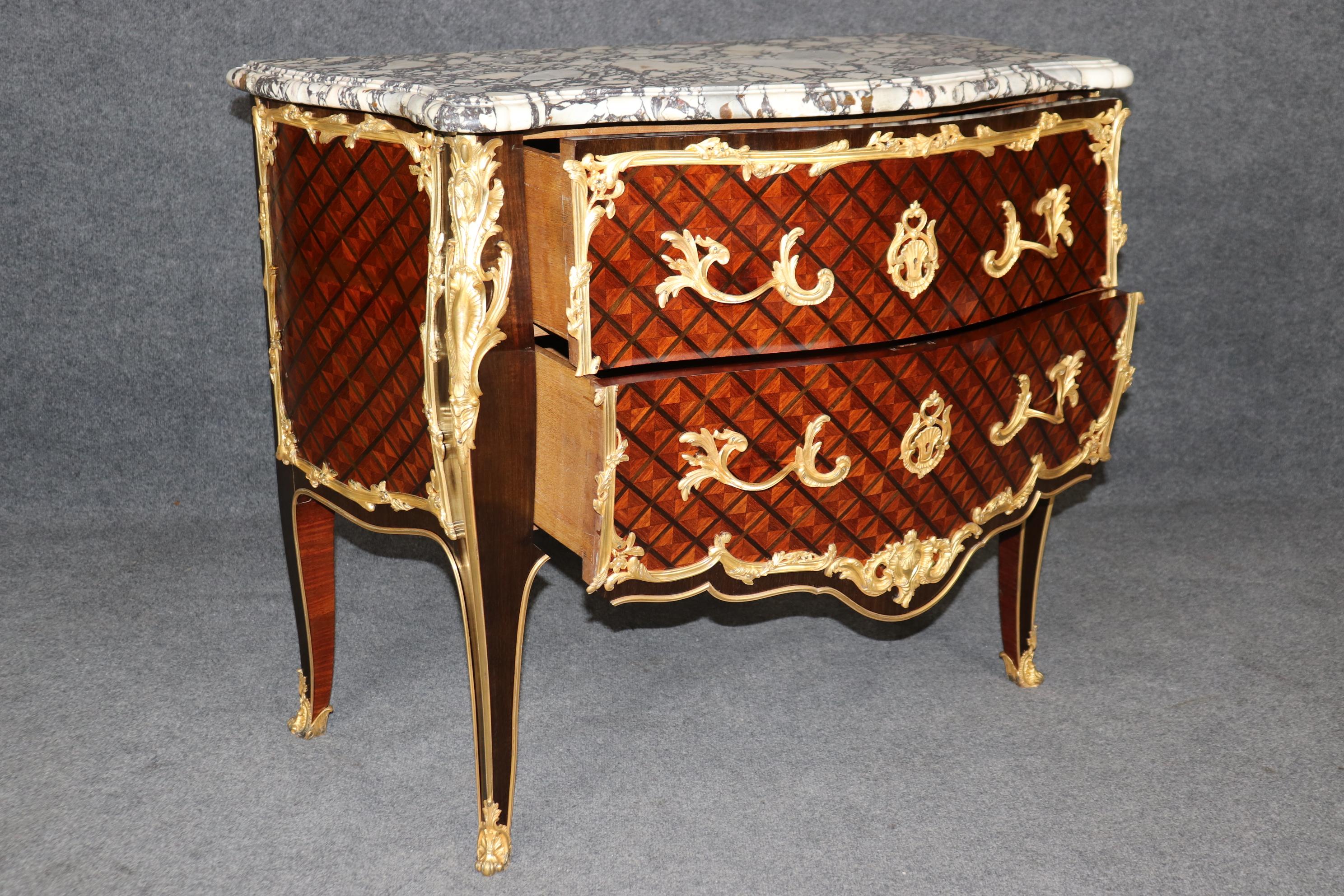 Fantastico Dore' in bronzo con montatura Breche Violette Maison Roudillion Commode In condizioni buone in vendita a Swedesboro, NJ
