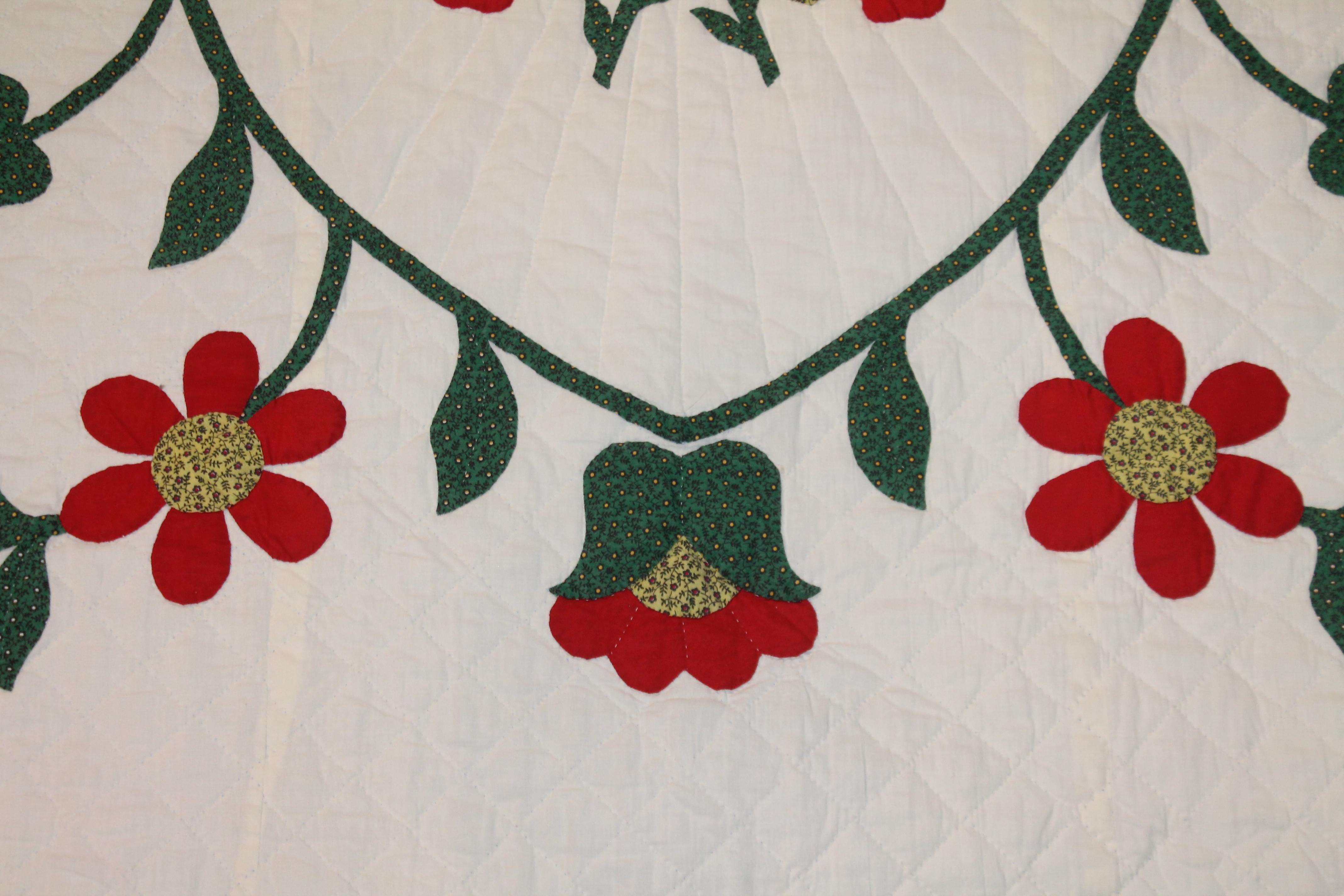 Fantastic Eagle Applique Quilt with a Swag Border In Good Condition In Los Angeles, CA