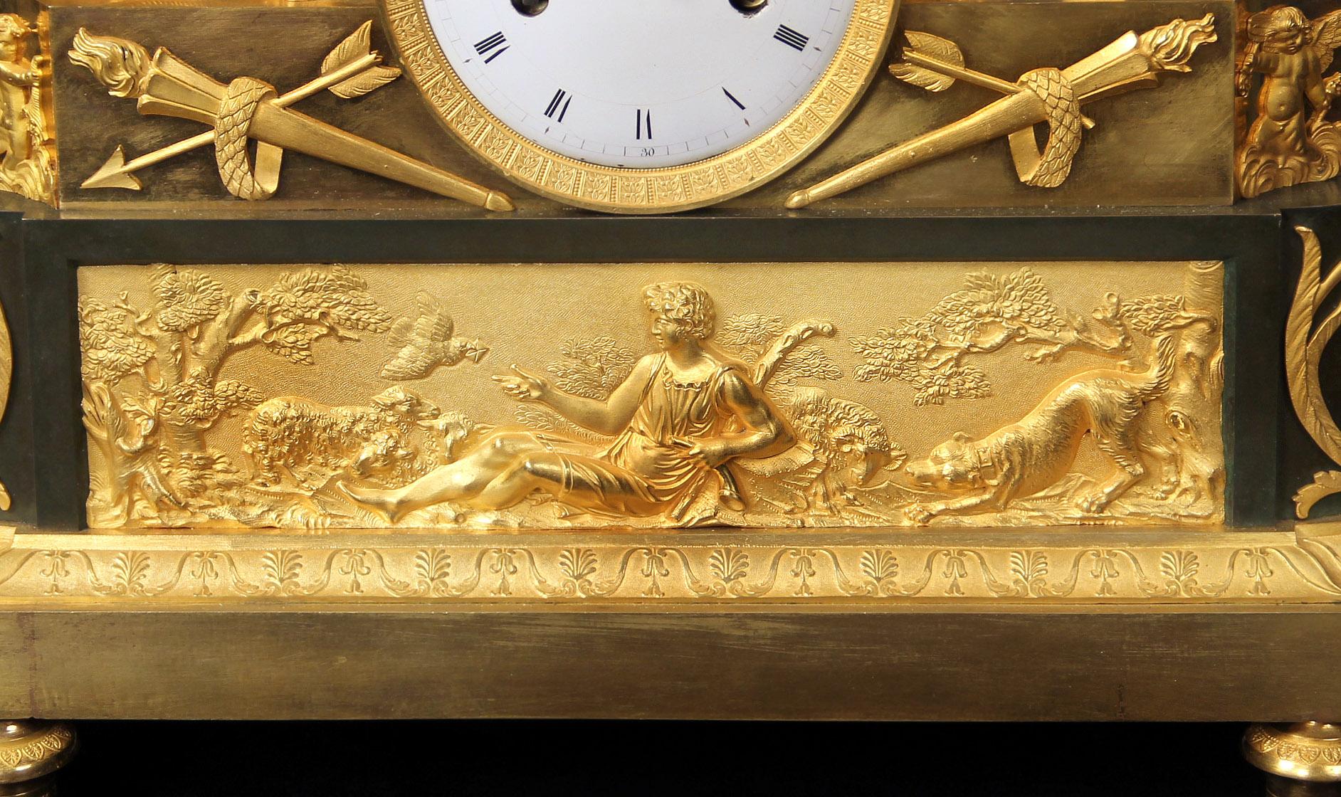 Belle Époque Fantastique horloge de cheminée de style Empire du début du XIXe siècle en bronze doré et patiné en vente