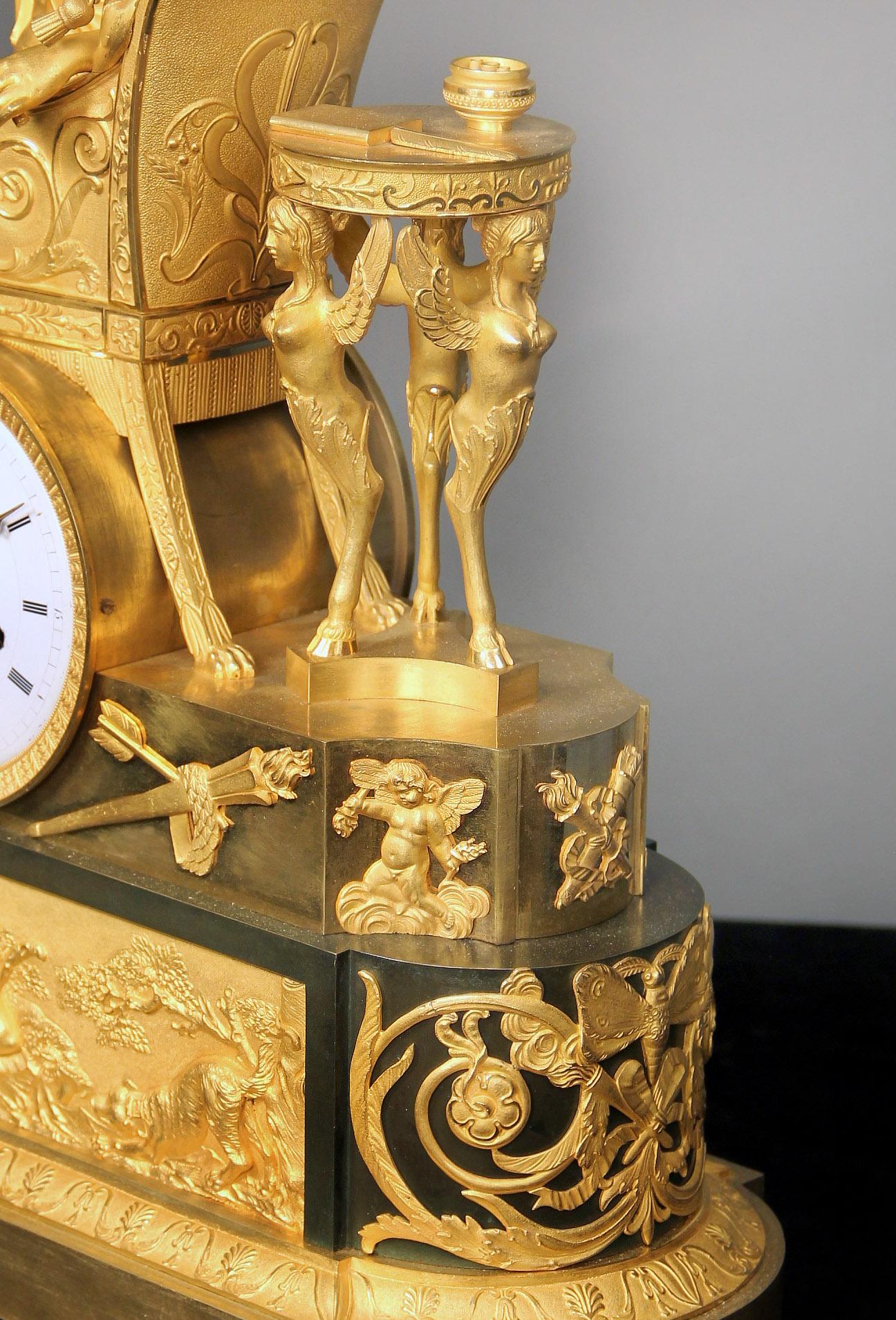 Français Fantastique horloge de cheminée de style Empire du début du XIXe siècle en bronze doré et patiné en vente