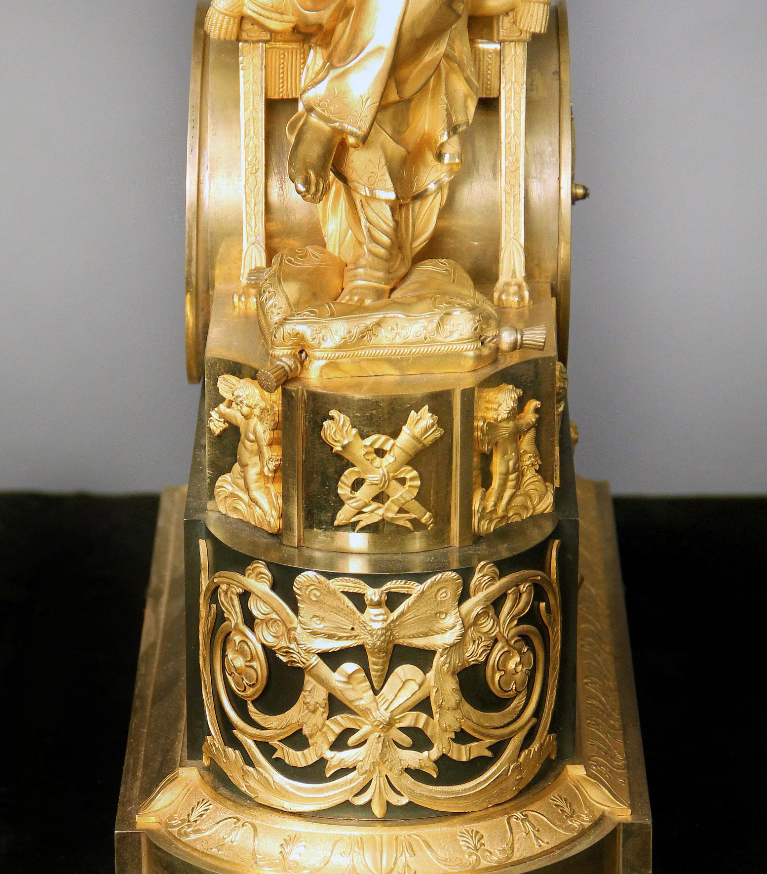 Doré Fantastique horloge de cheminée de style Empire du début du XIXe siècle en bronze doré et patiné en vente