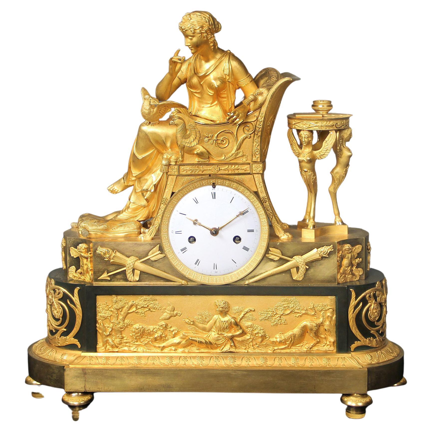 Fantastique horloge de cheminée de style Empire du début du XIXe siècle en bronze doré et patiné