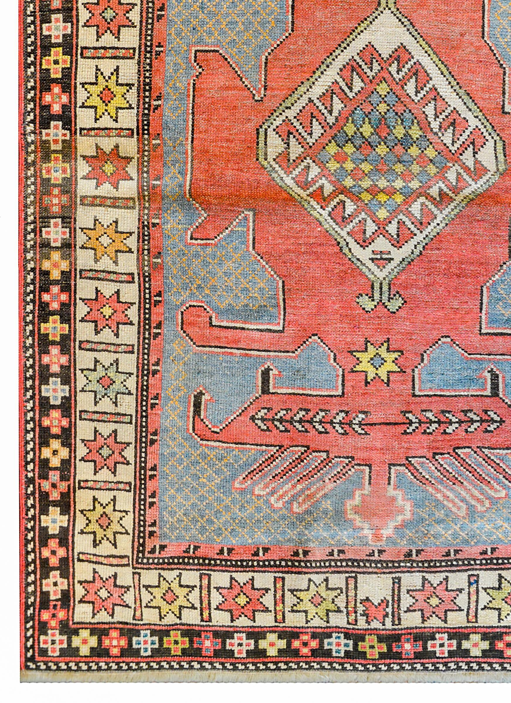 Teinture végétale Fantastique tapis kazak du début du 20e siècle en vente
