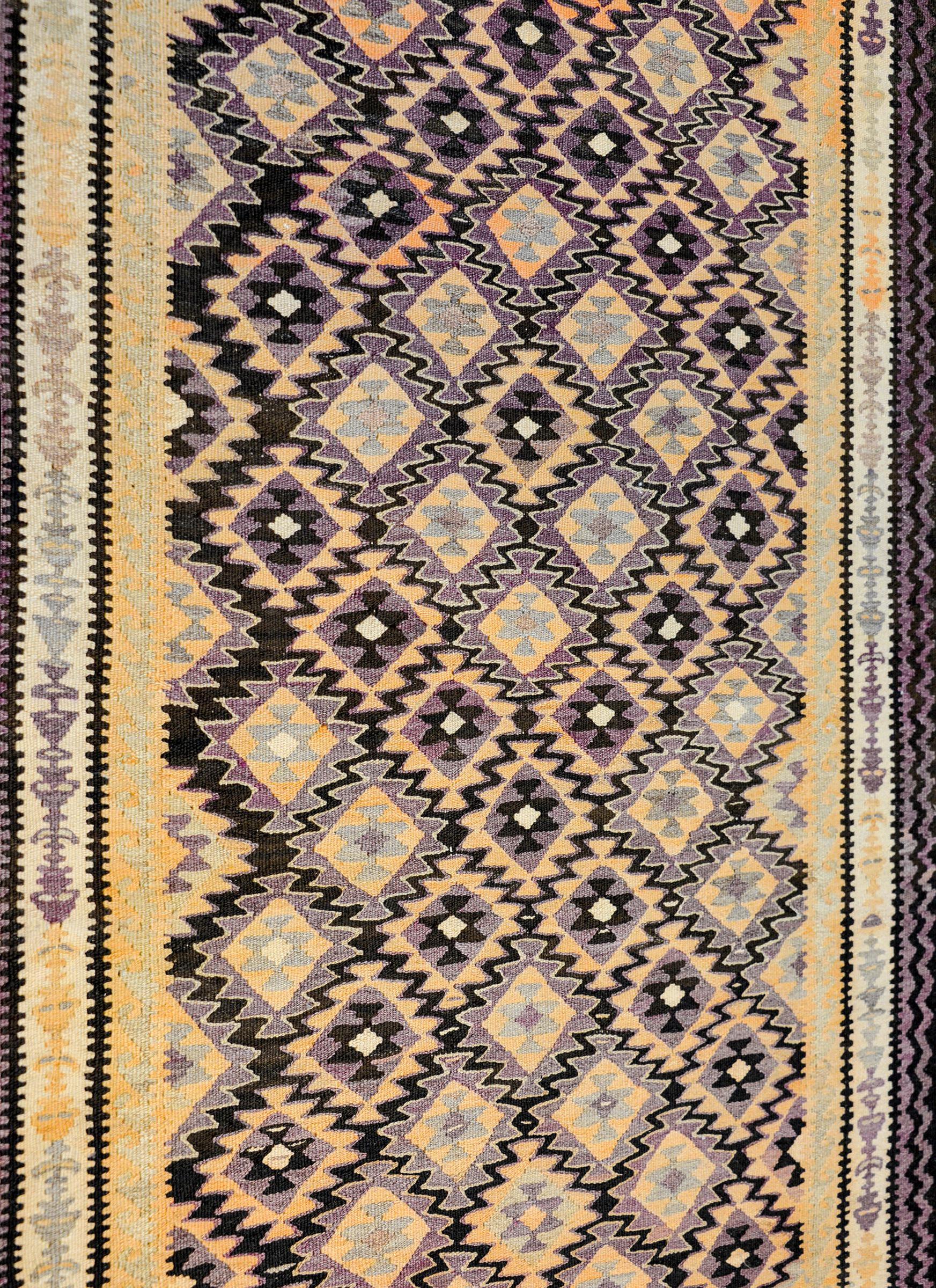Qazvin Kelim-Läufer des frühen 20. Jahrhunderts (Rustikal) im Angebot