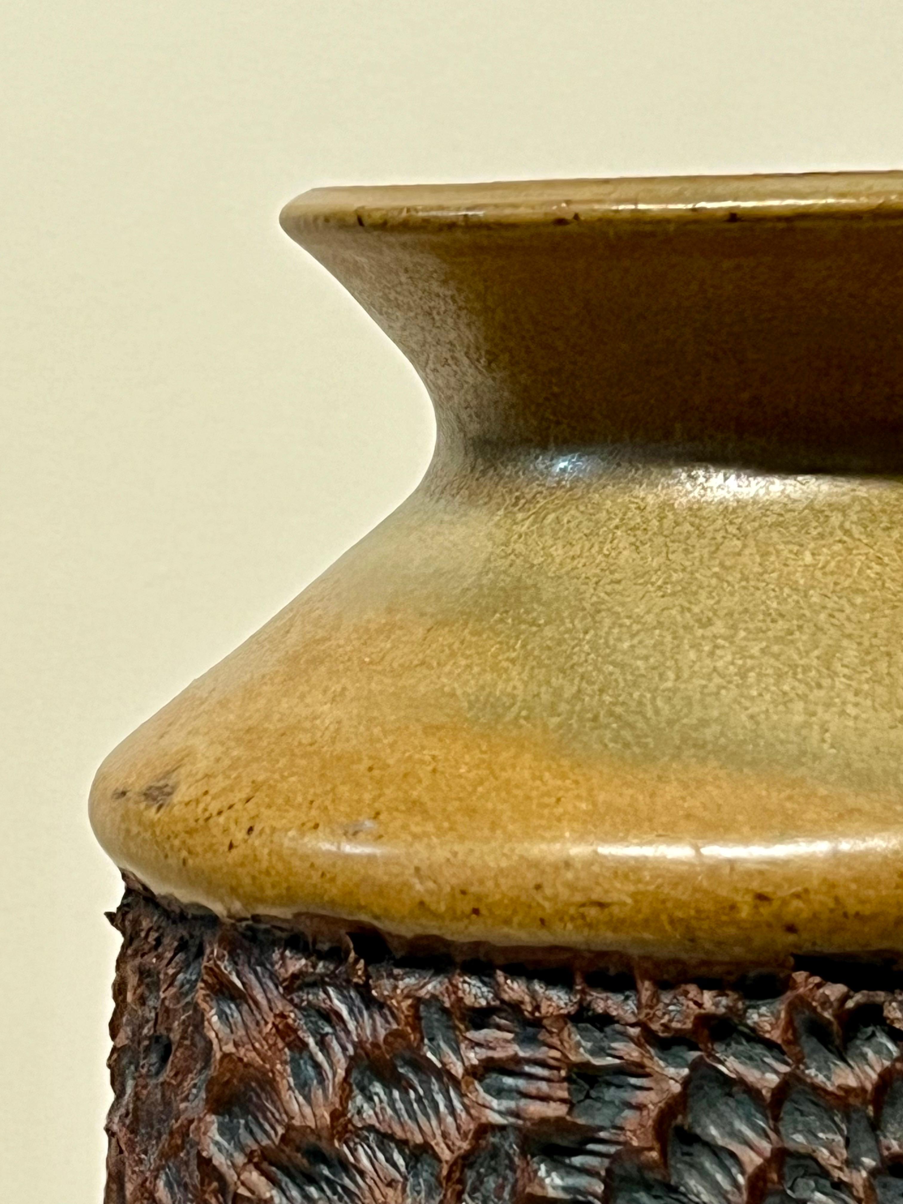 Moderno Fantastico vaso alto e scolpito di Anne Goldman in vendita