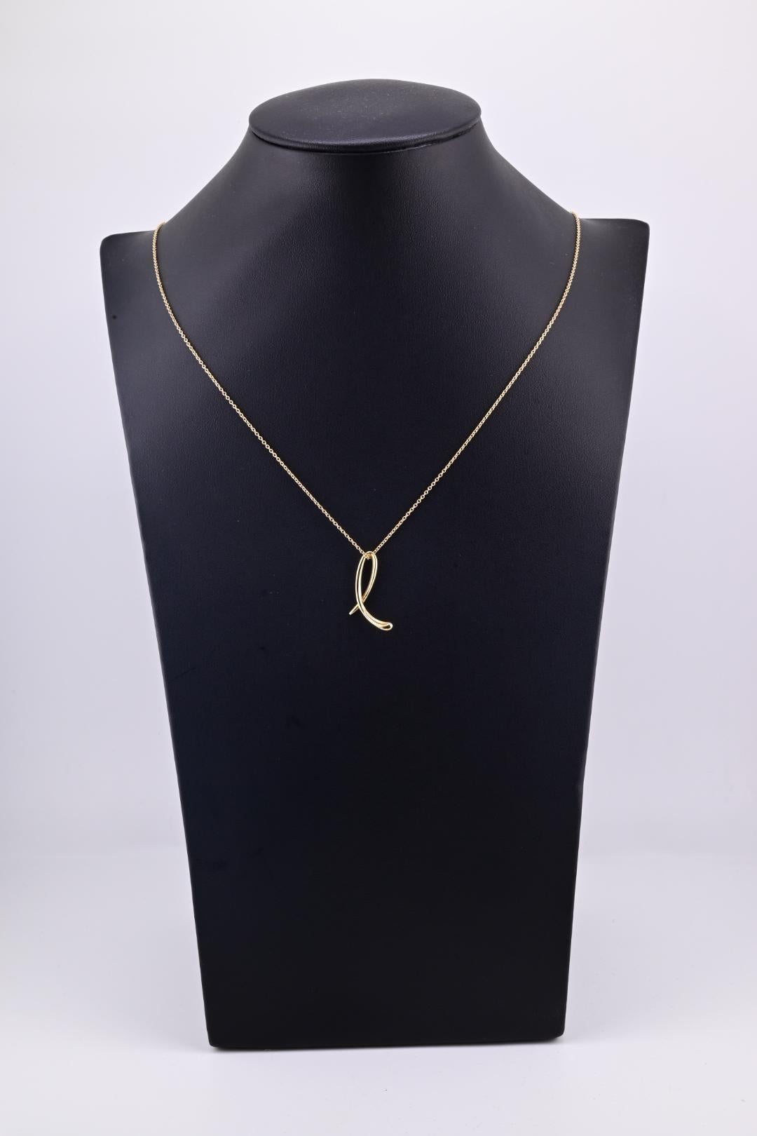 This exquisite Elsa Peretti necklace is a standout addition to any jewelry collection. Crafted from luxurious yellow gold, this pendant necklace features a unique, flowing design that captures attention with its elegant simplicity. The delicate