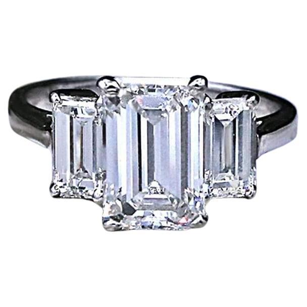 En venta: Fantástico anillo de compromiso con 4,81 ct de peso total de diamantes