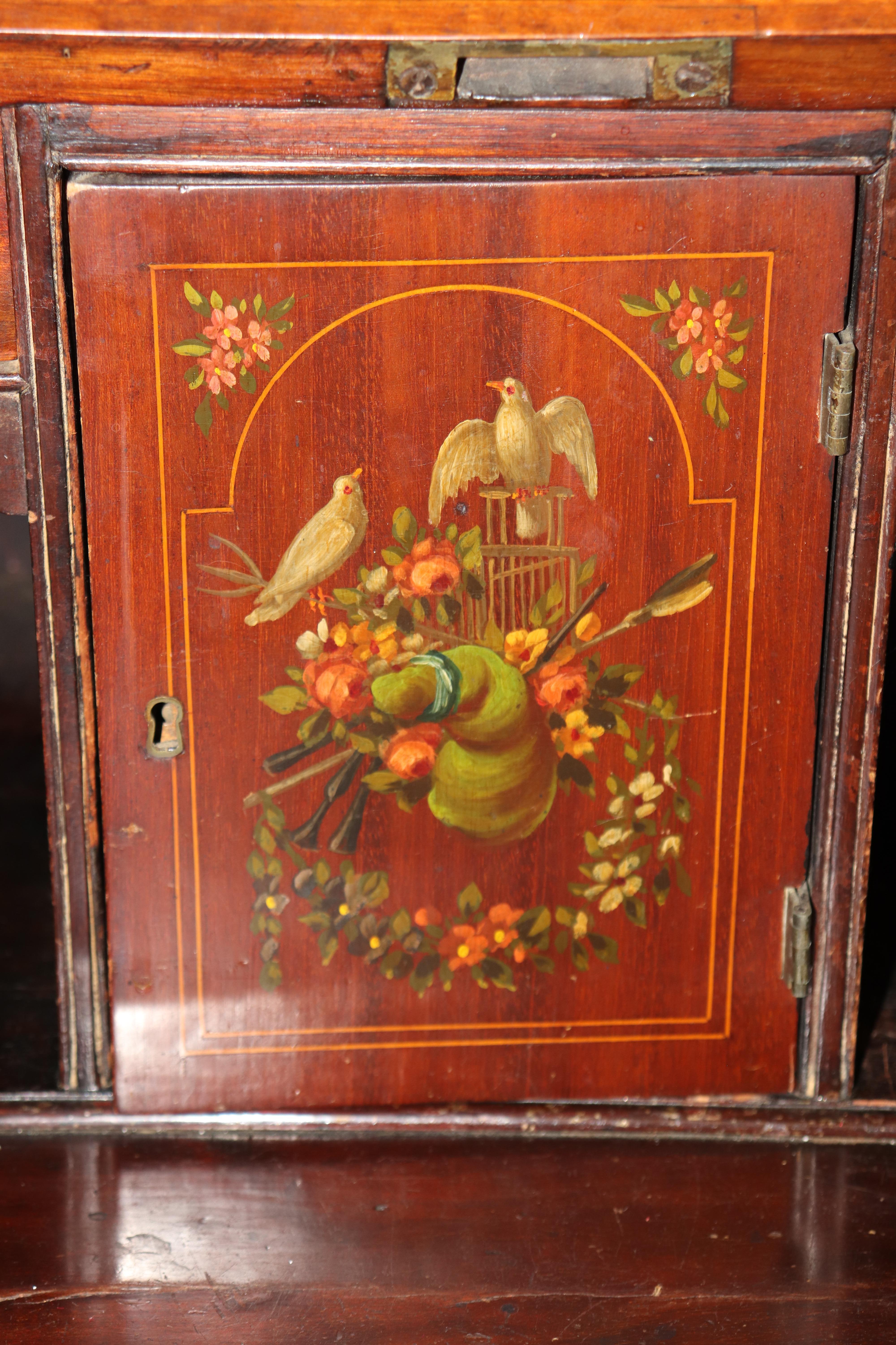 Fantástico Escritorio Secretario de Tapa Inclinada de Madera Satinada Decorado con Pintura Inglesa Adams en Bueno estado para la venta en Swedesboro, NJ