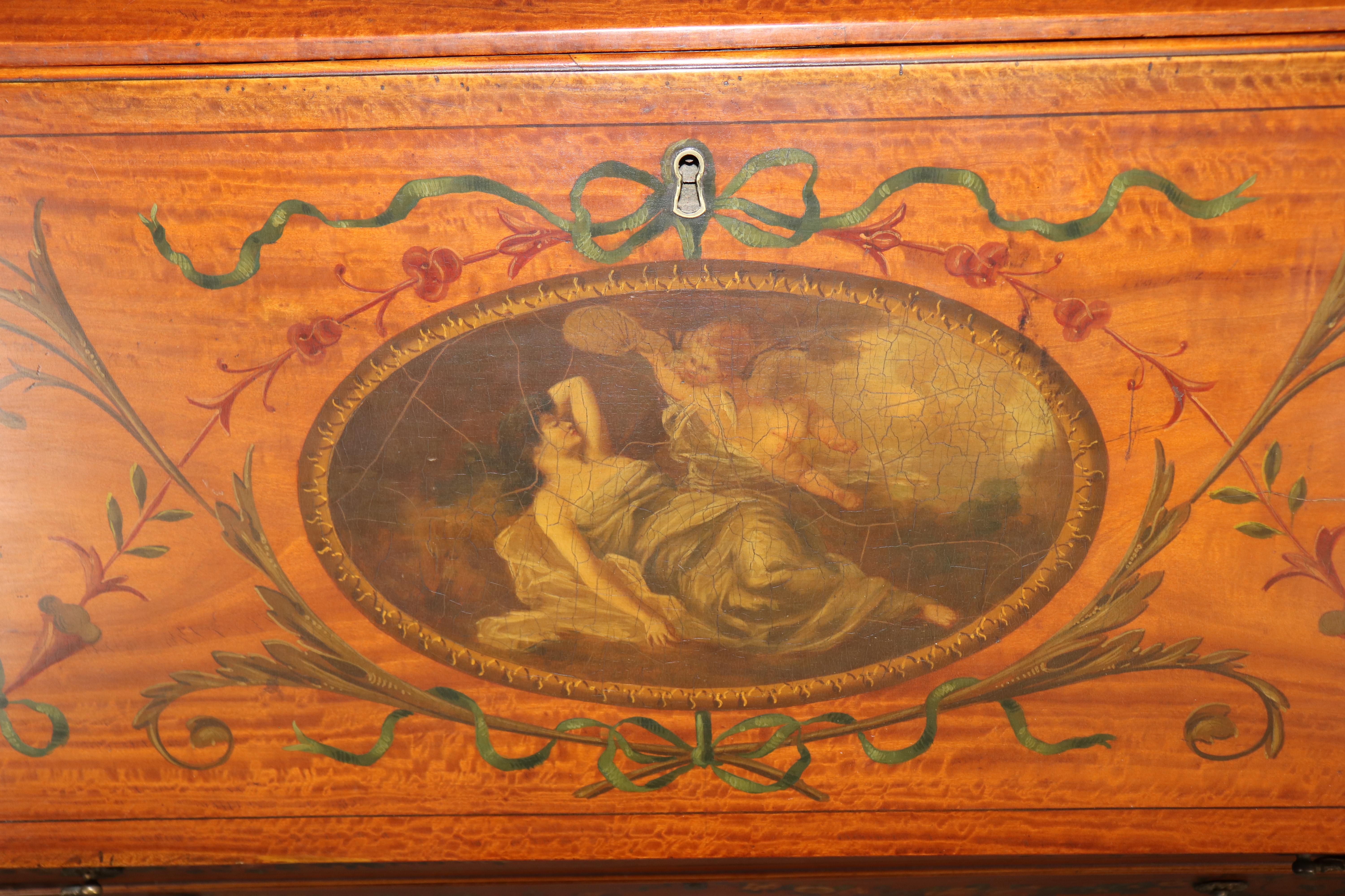 Fantástico Escritorio Secretario de Tapa Inclinada de Madera Satinada Decorado con Pintura Inglesa Adams principios del siglo XX en venta