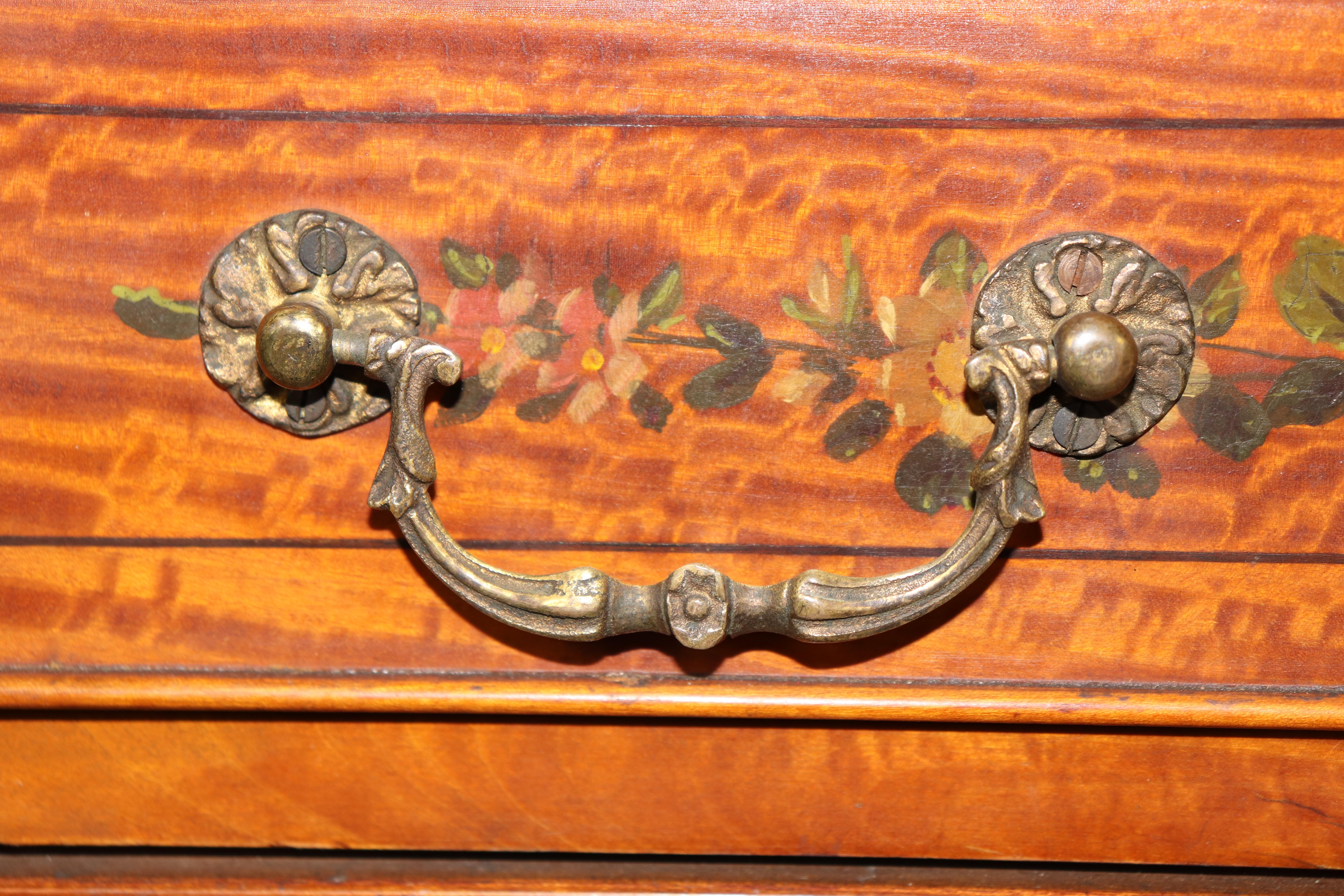 Fantástico Escritorio Secretario de Tapa Inclinada de Madera Satinada Decorado con Pintura Inglesa Adams Madera satinada en venta