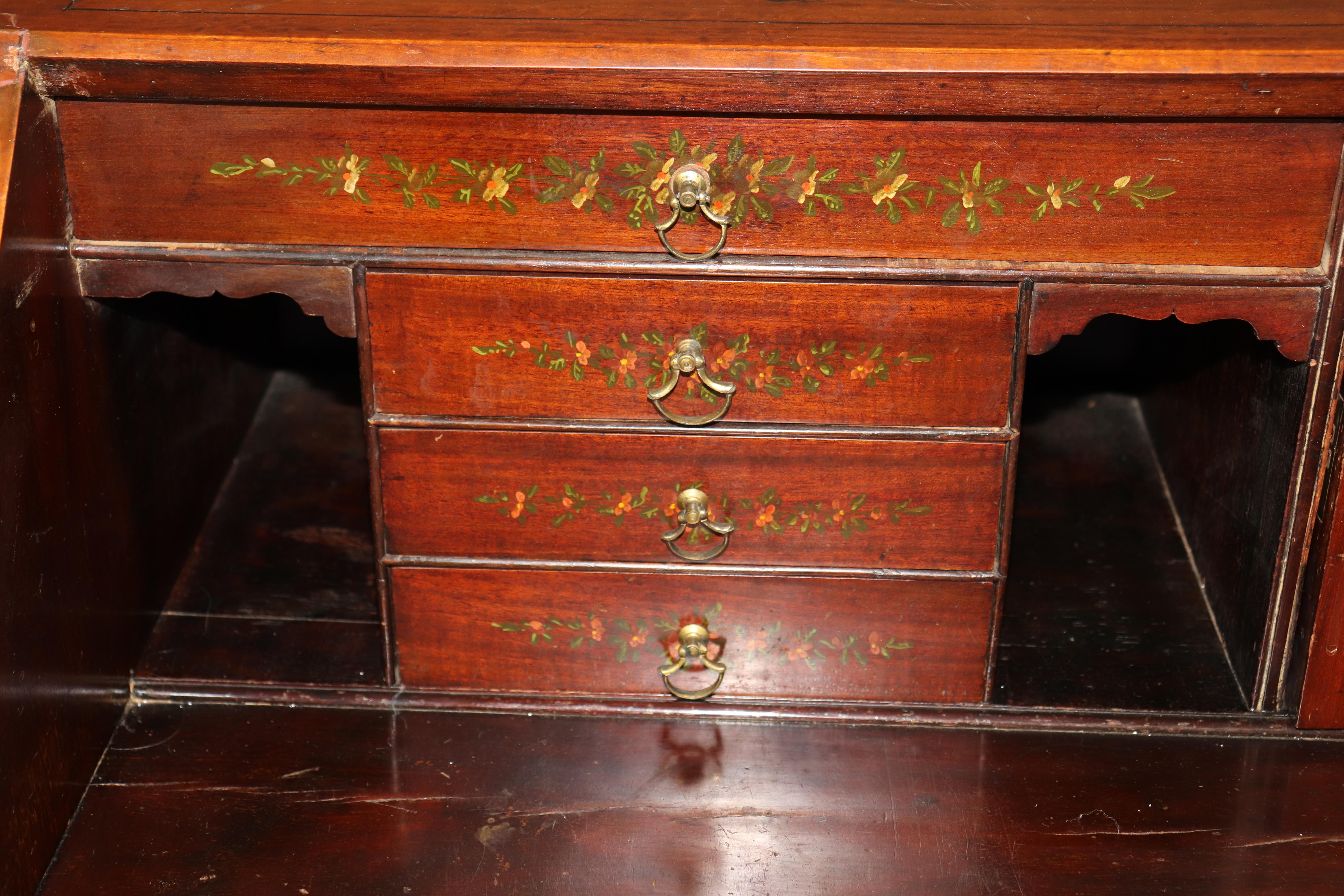 Fantástico Escritorio Secretario de Tapa Inclinada de Madera Satinada Decorado con Pintura Inglesa Adams en venta 1
