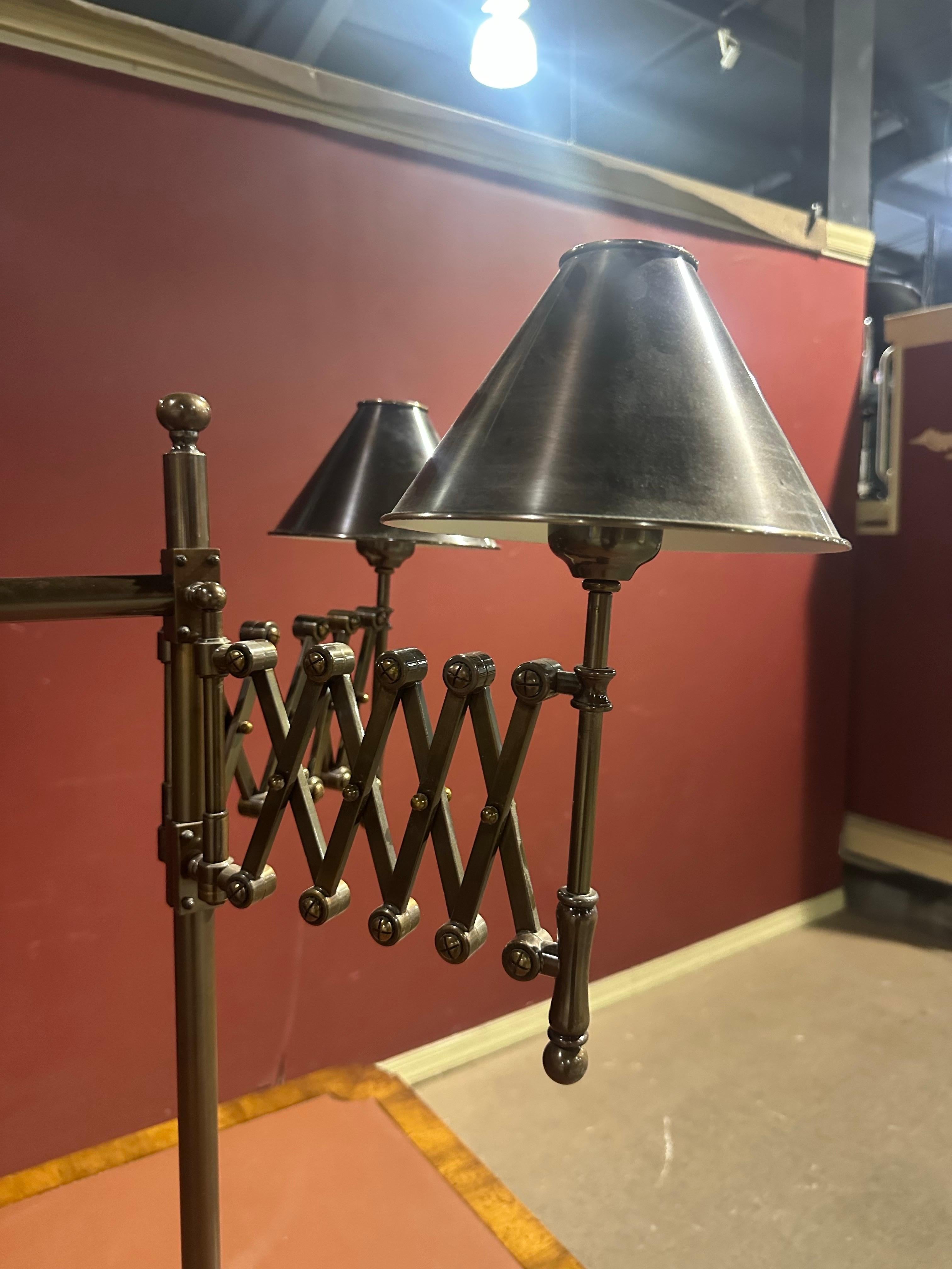 Fantastischer englischer Bibliothekstisch aus Eibenholz mit beweglichen Akkordeon-Lampen aus Messing im Angebot 10