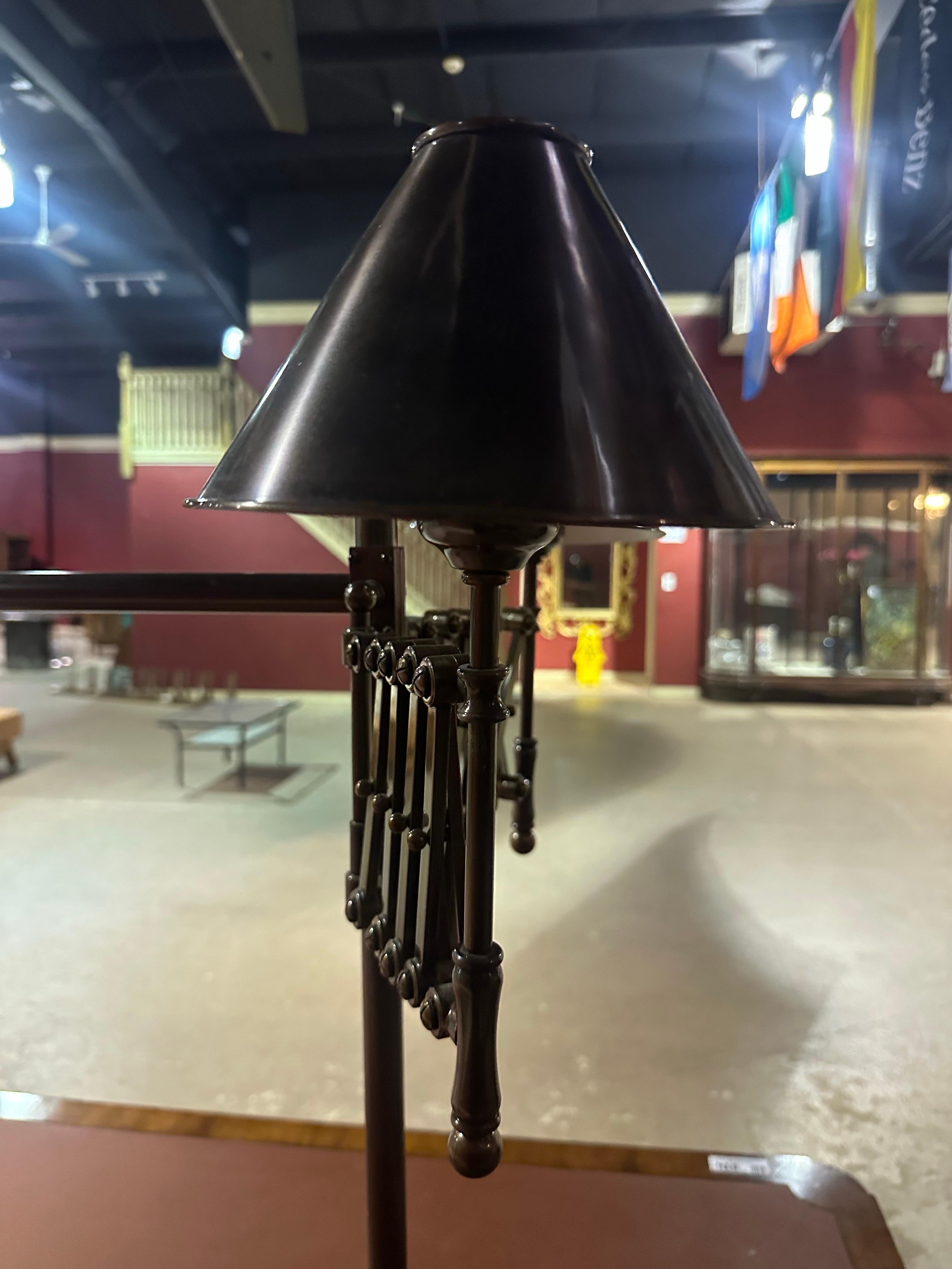 Fantastischer englischer Bibliothekstisch aus Eibenholz mit beweglichen Akkordeon-Lampen aus Messing im Zustand „Gut“ im Angebot in Swedesboro, NJ