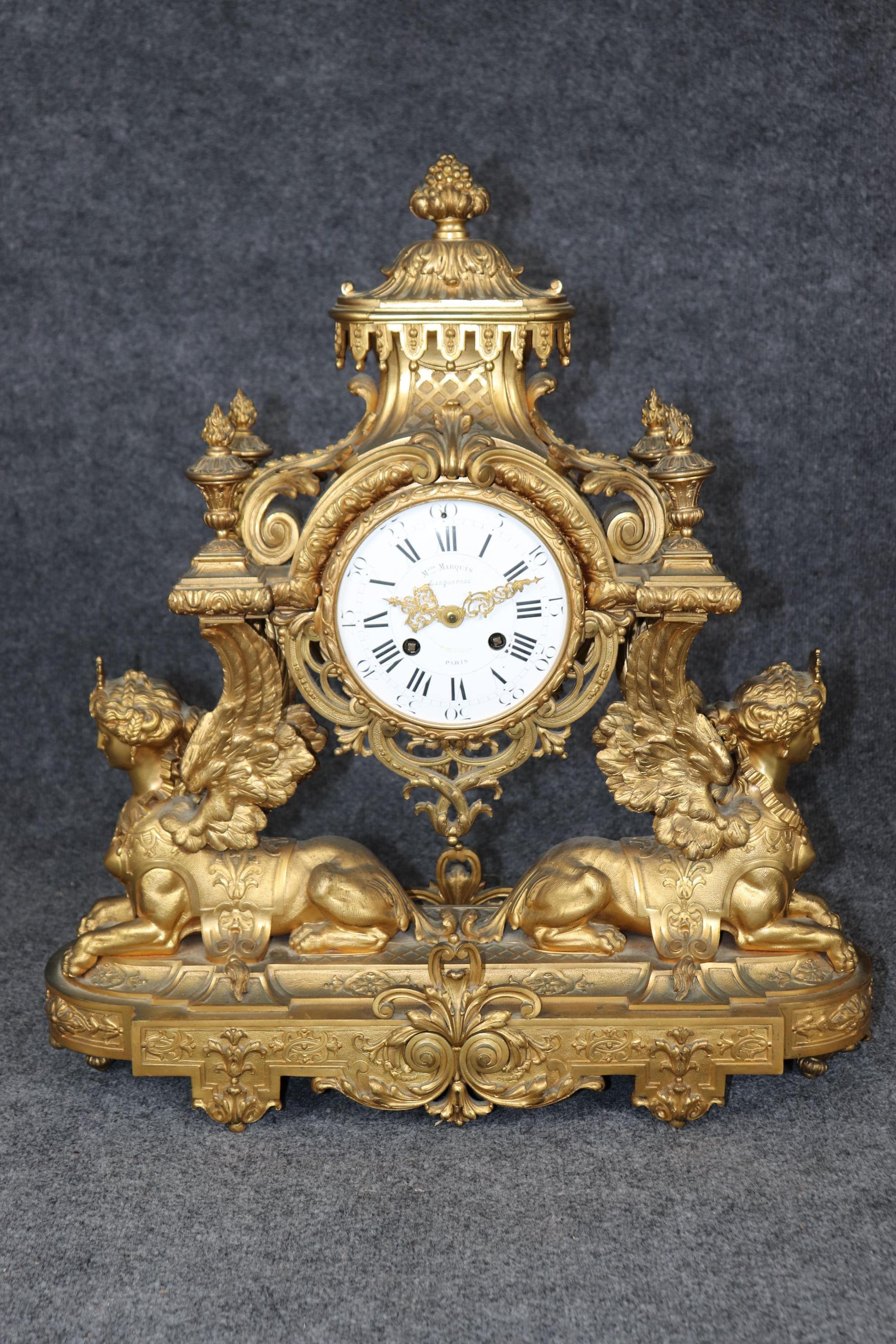 Dies ist eine atemberaubende und fantastische Qualität dreiteilige Französisch Empire Mantel Uhr Set von Maison Marquis mit einem Uhrwerk von Longuereau unterzeichnet. Das Set besteht aus sorgfältig gegossenen Jungfrauen oder Sphinxen aus Bronze.