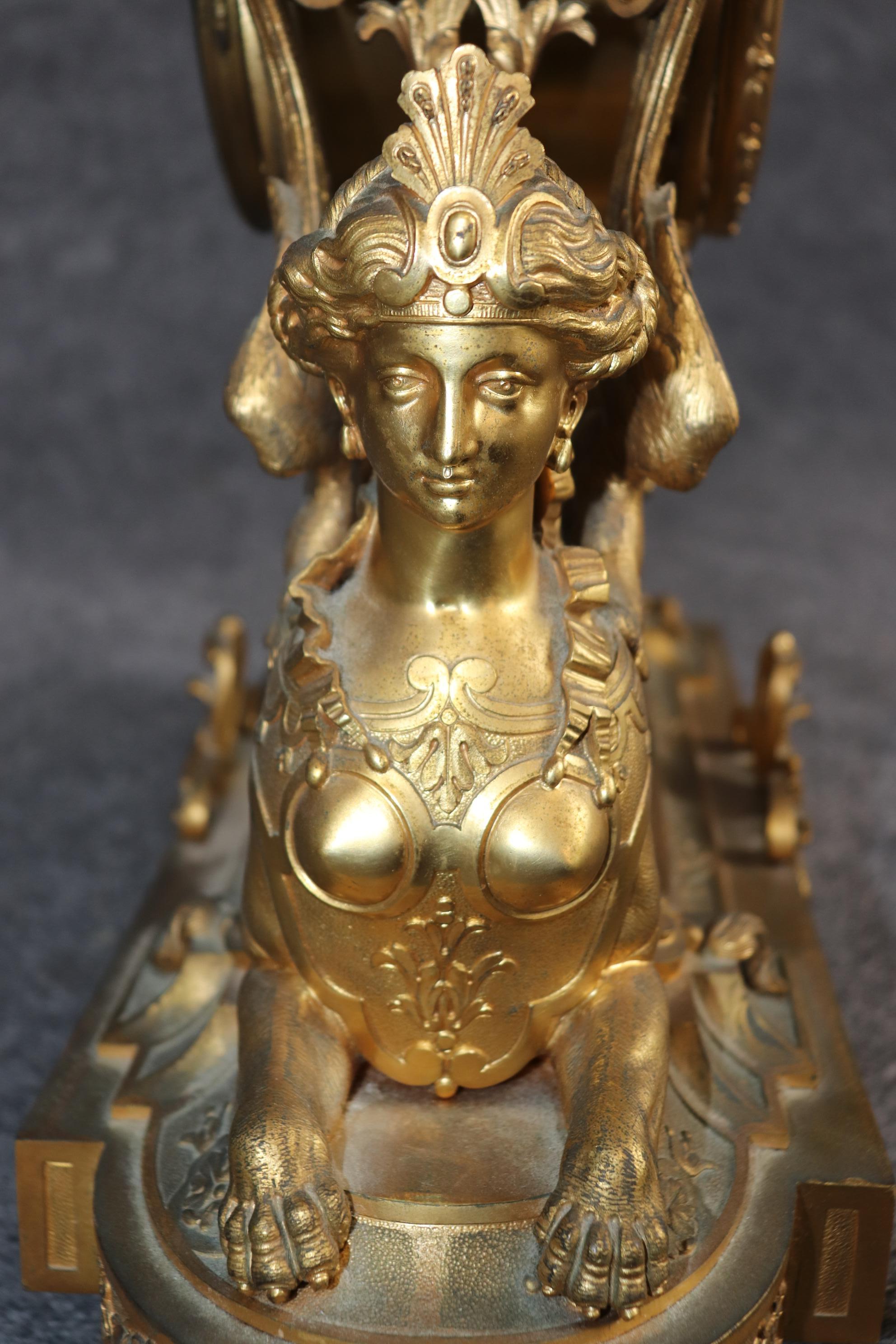 Fantastisches figurales Maiden-Sphinx-Uhr-Set im französischen Empire-Stil des 19. Jahrhunderts (Französisch) im Angebot