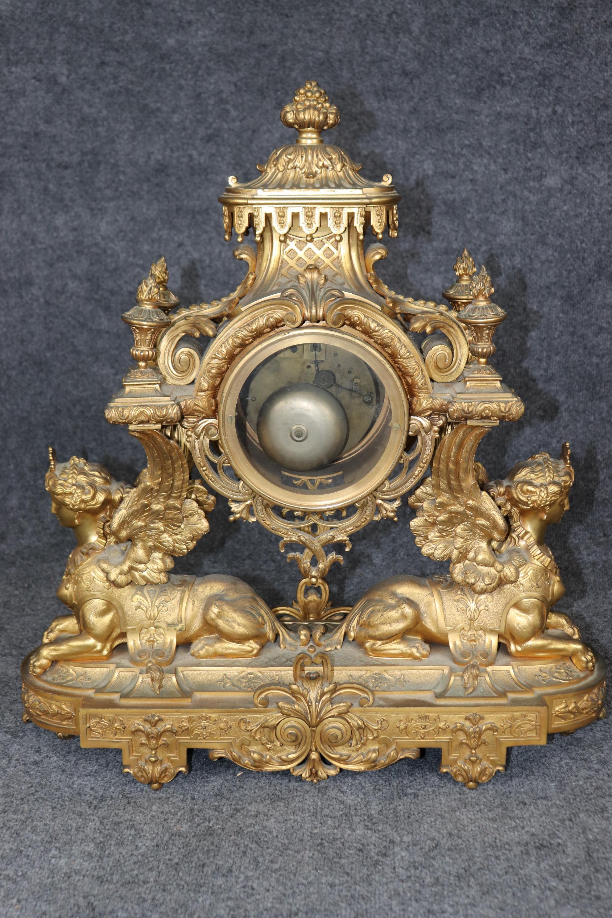 Fantastisches figurales Maiden-Sphinx-Uhr-Set im französischen Empire-Stil des 19. Jahrhunderts im Zustand „Gut“ im Angebot in Swedesboro, NJ