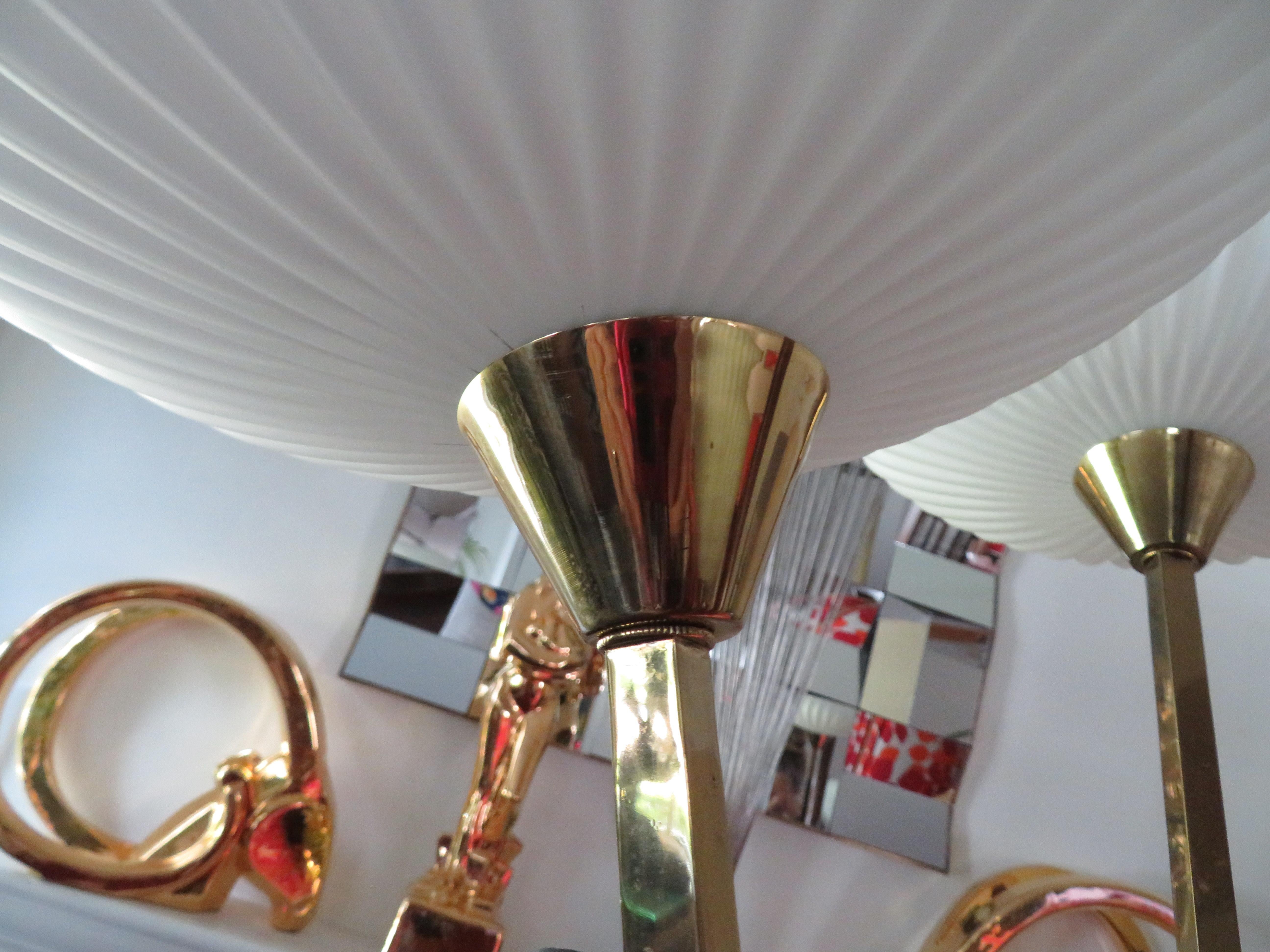 Mid-Century Modern Fantastique lampe à suspension à trois lumières en forme de soucoupe volante en verre, laiton et noyer