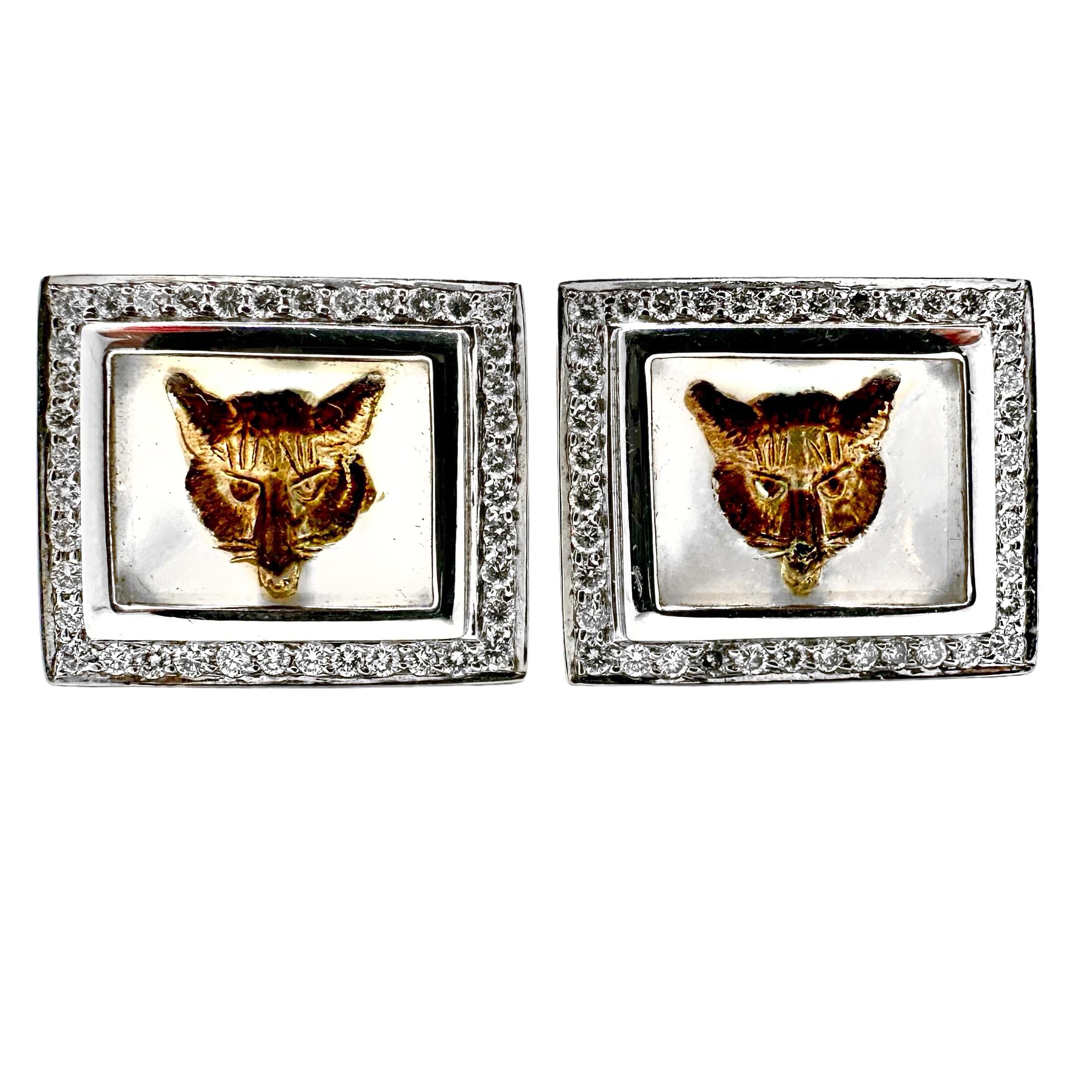 Mit diesen Manschettenknöpfen aus 18 Karat Weißgold mit handgemalten, geschnitzten Kristallen sind Sie schlau wie ein Fuchs. Mit einer Breite von 7/8 Zoll und einer Höhe von 3/4 Zoll sind sie sehr groß. Jedes fuchsfarbene Zentrum wird von einer