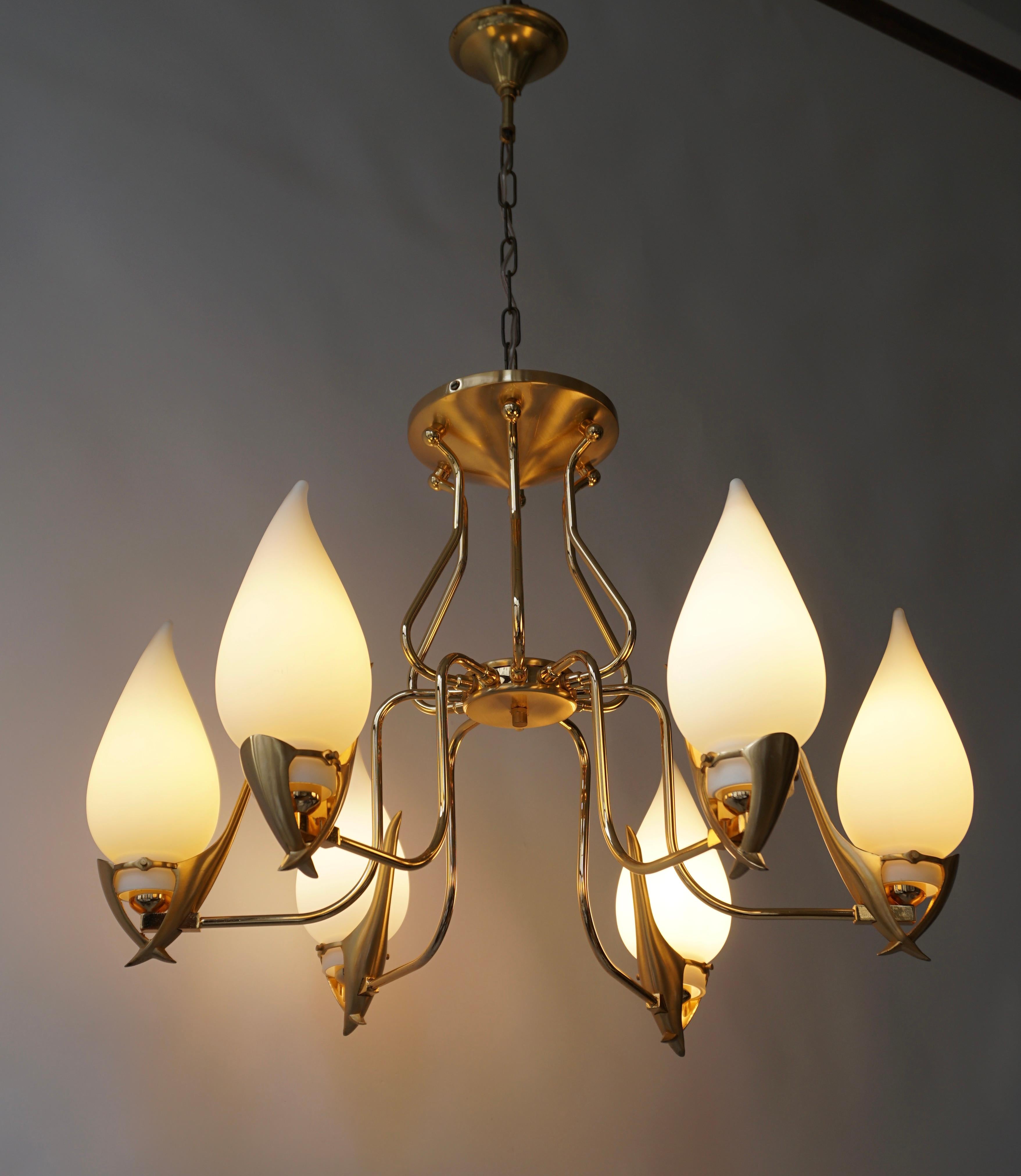Eleganter Kronleuchter mit sechs Lampenschirmen aus Opalglas, getragen von einem vergoldeten Beschlag von Franco Luce, Murano, Italien, 1970er Jahre.

Durchmesser 25 Zoll - 64 cm.
Höhe Halterung 19 Zoll - 48 cm.
Die Gesamthöhe einschließlich der