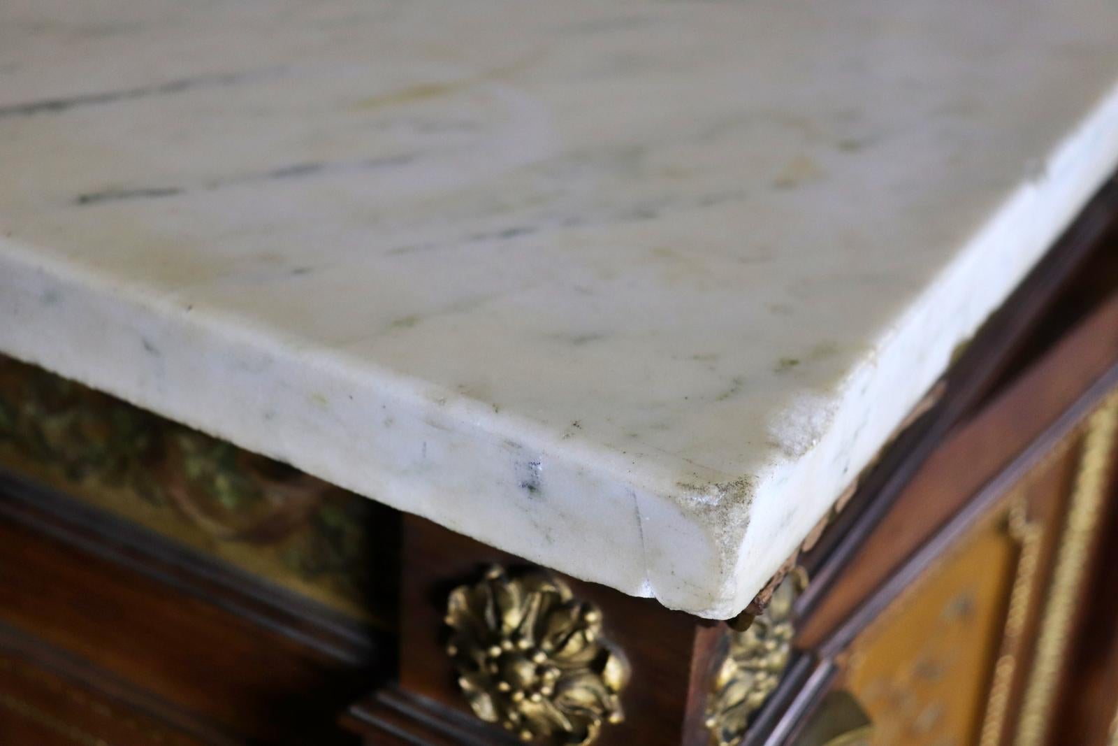 Fantastica credenza francese con colonna in marmo montata su bronzo e piano in marmo in vendita 7