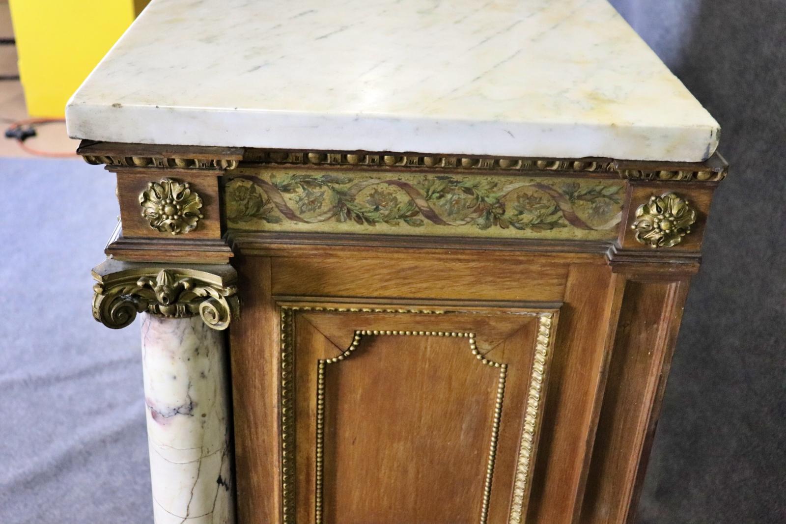 Fantastica credenza francese con colonna in marmo montata su bronzo e piano in marmo in vendita 12